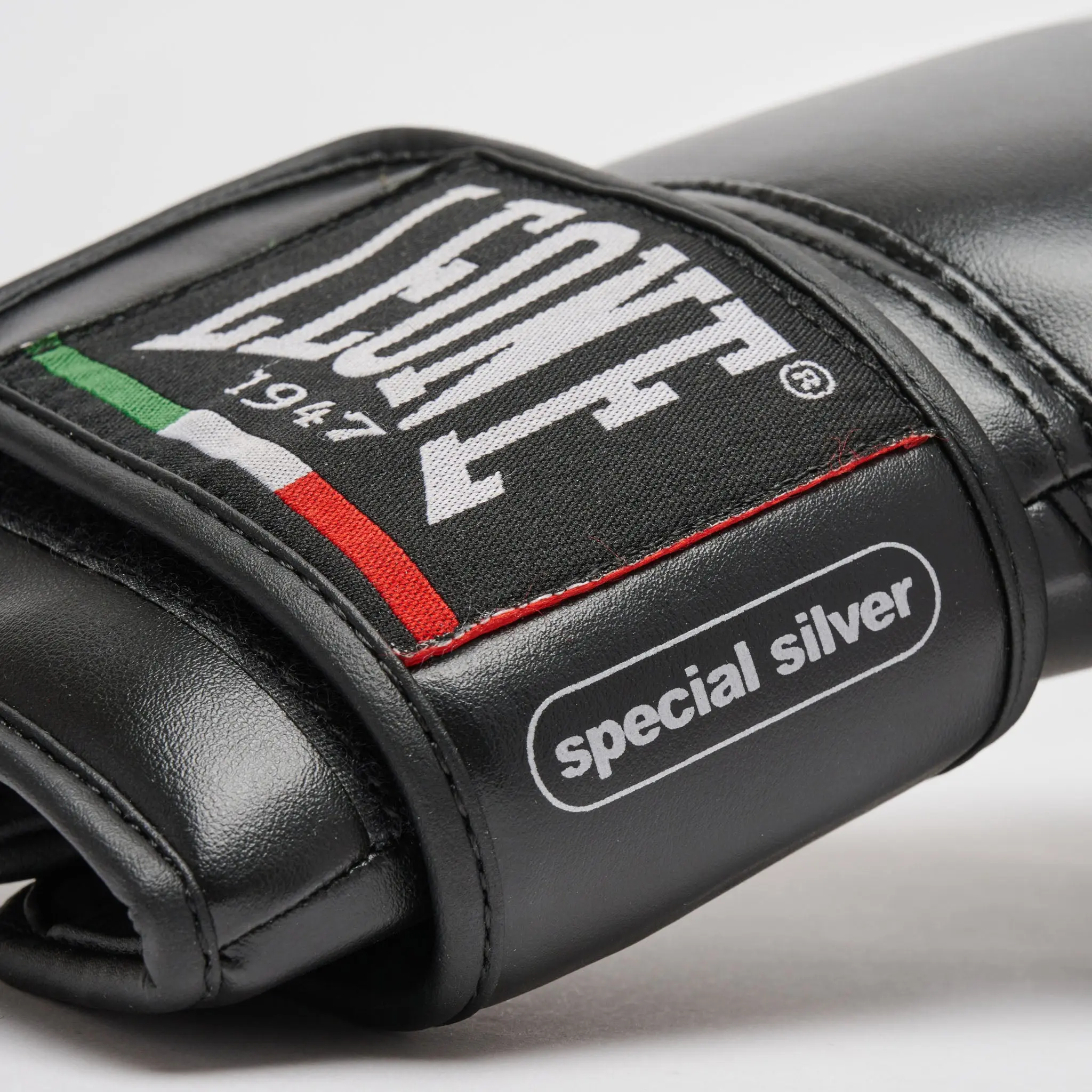 Leone - THUNDER BOXING GLOVES GN383 / Black етикет