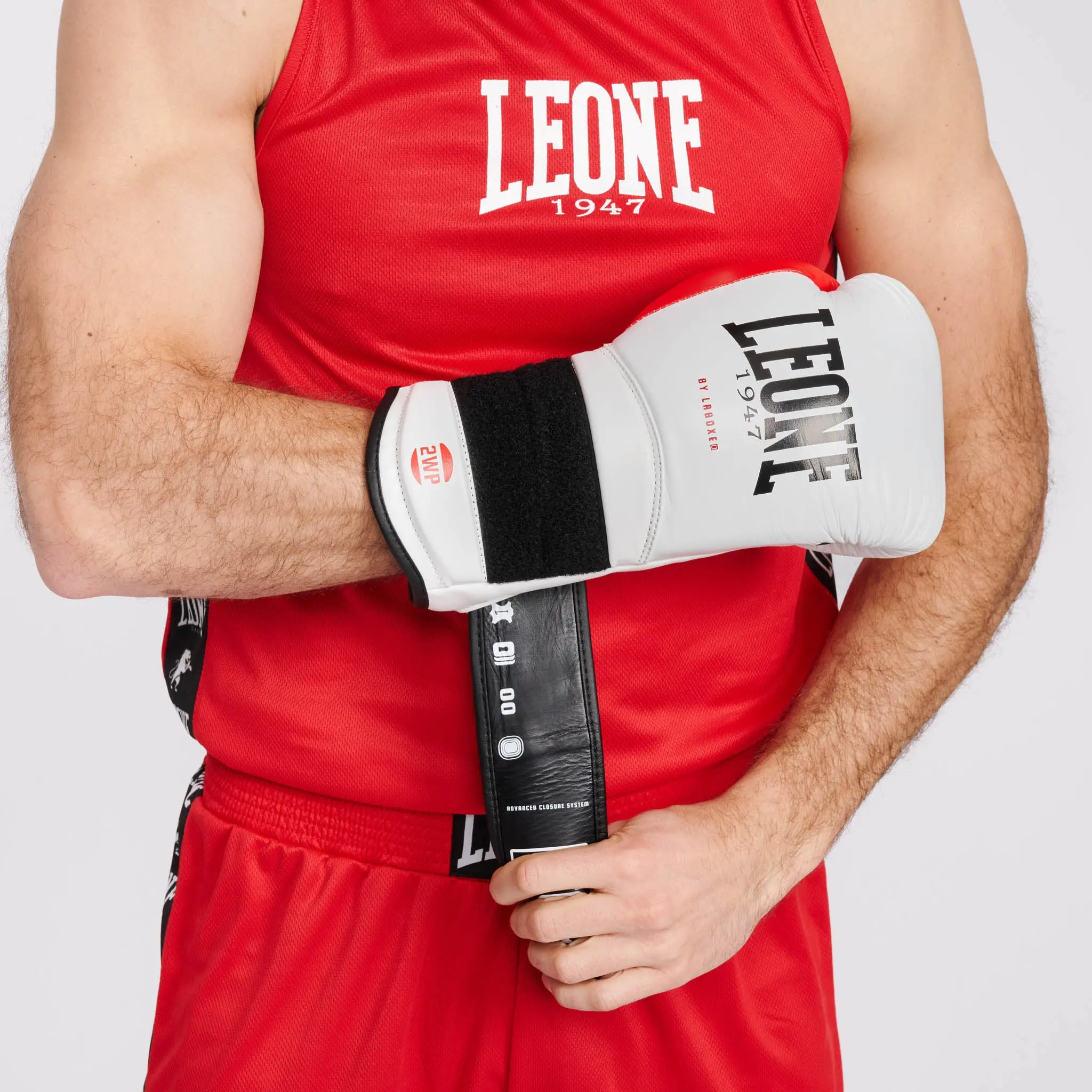 Leone Потник за бокс BOXING SINGLET AMBASSADOR AB218 с боксова ръкавица