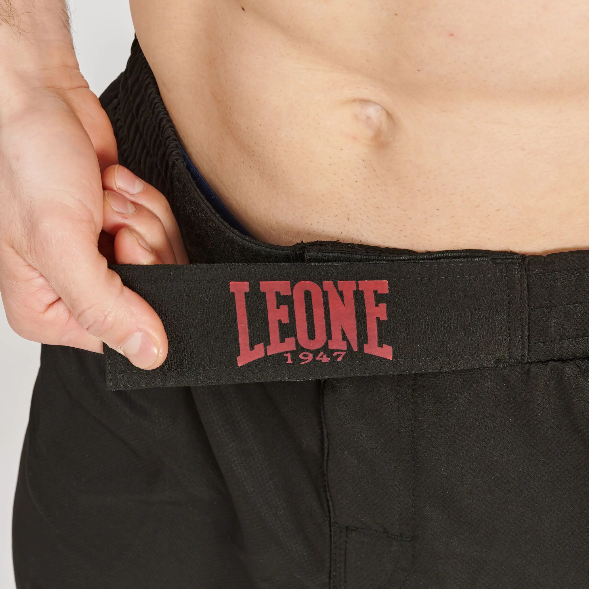 Leone Шорти - LOGO WACS MMA SHORTS - AB952 / Black - детайл на страничен панел