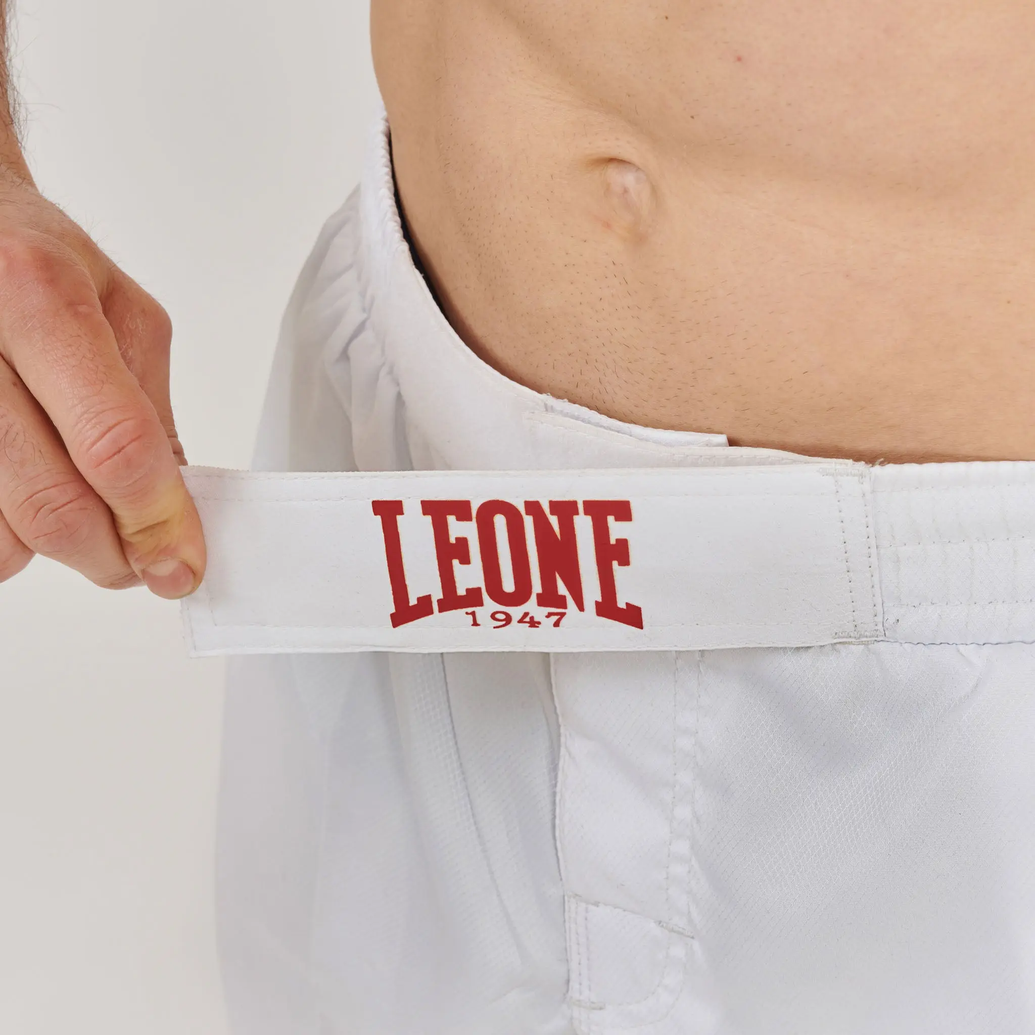 Шорти Leone LOGO WACS MMA SHORTS AB952 White, надпис "WE ARE COMBAT SPORTS"