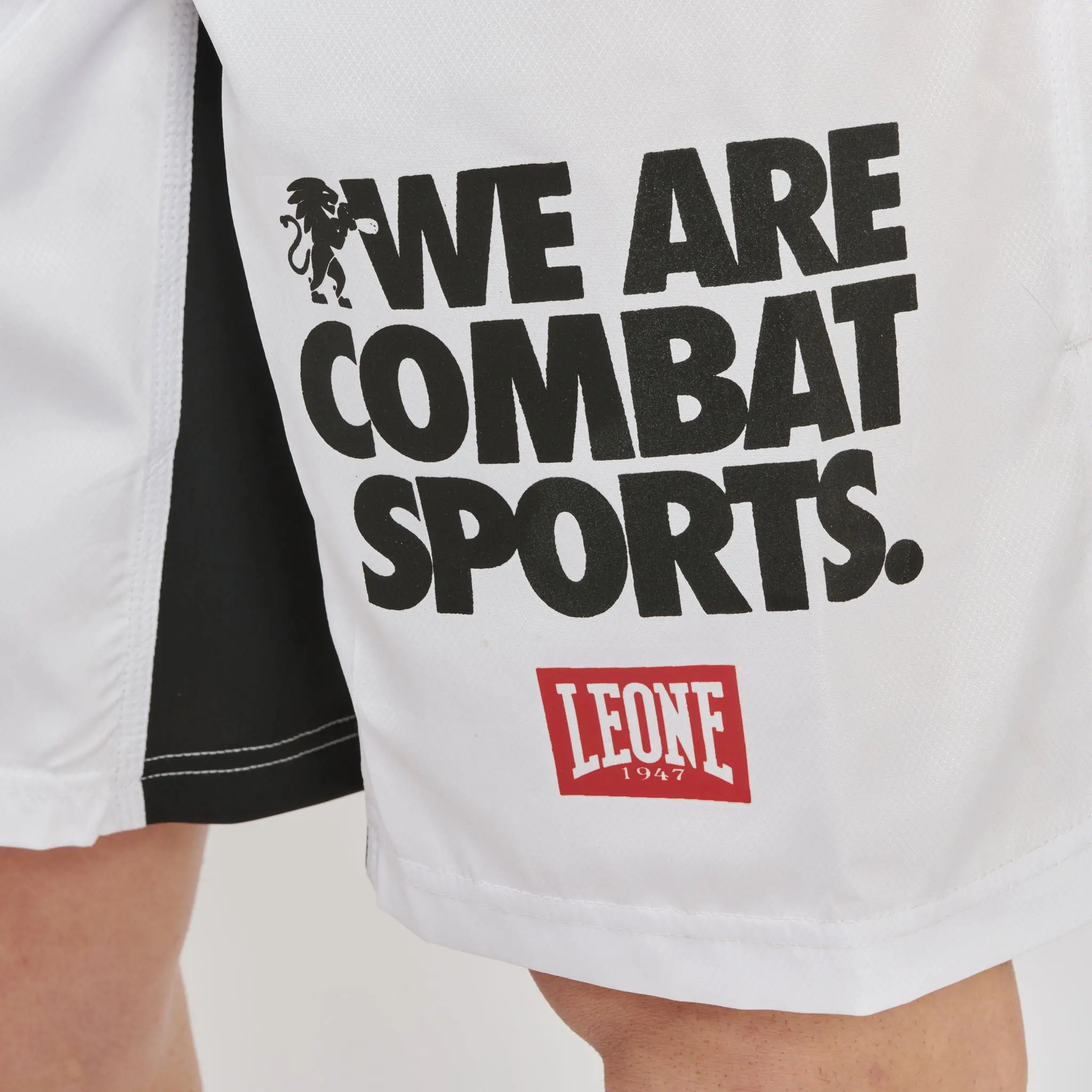 Шорти Leone LOGO WACS MMA SHORTS AB952 White, близък изглед на лого