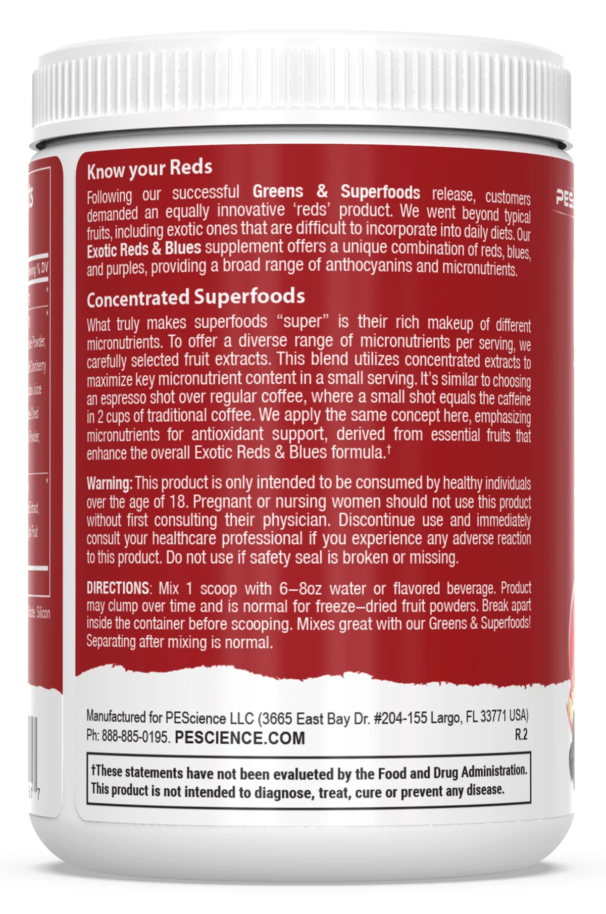PEScience Exotic Reds & Blues опаковка, поставена до чаша с приготвена напитка, и няколко пресни плода