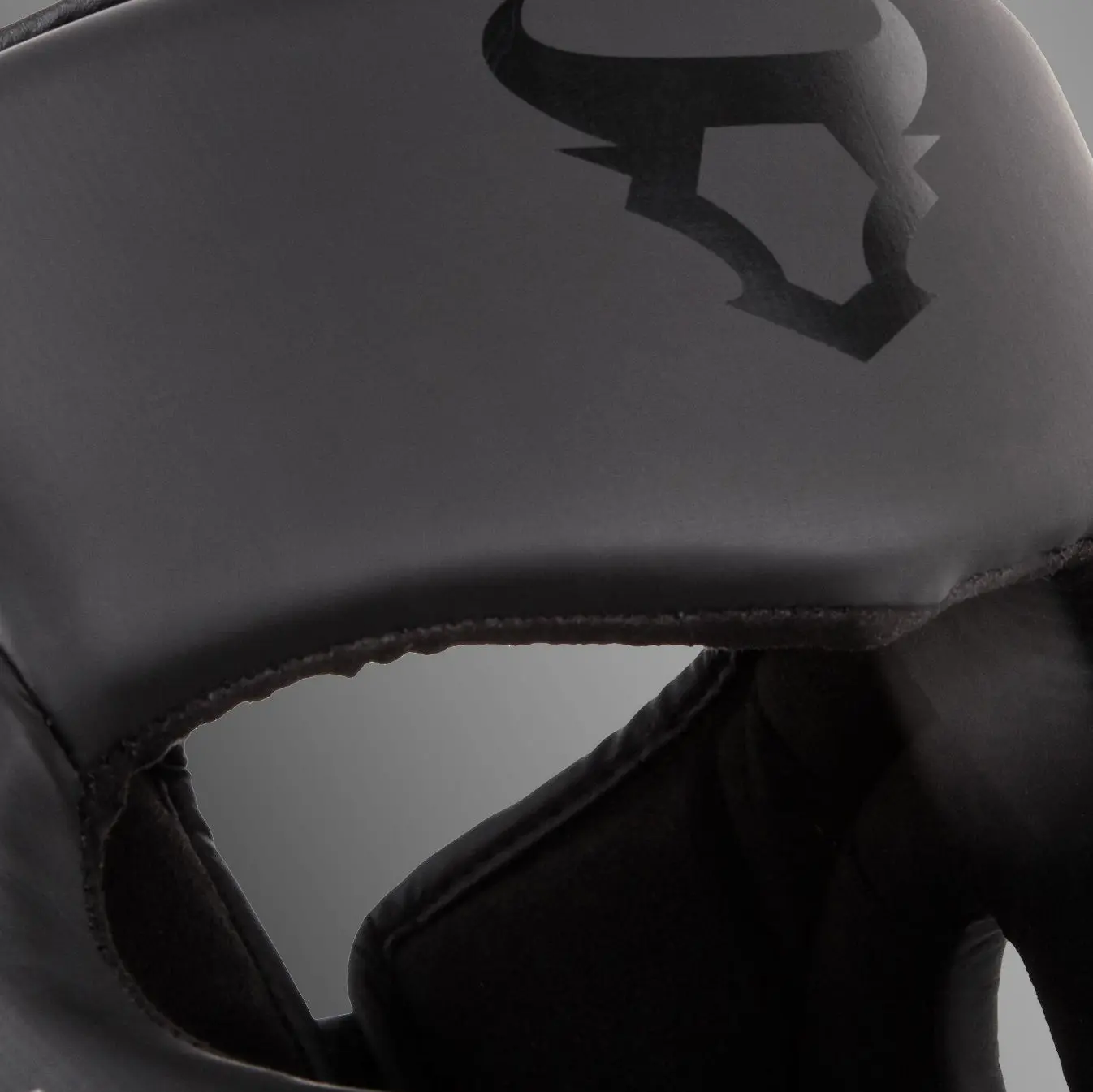 Ringhorns Charger by Venum Headgear - Black/Black, детайл с лого