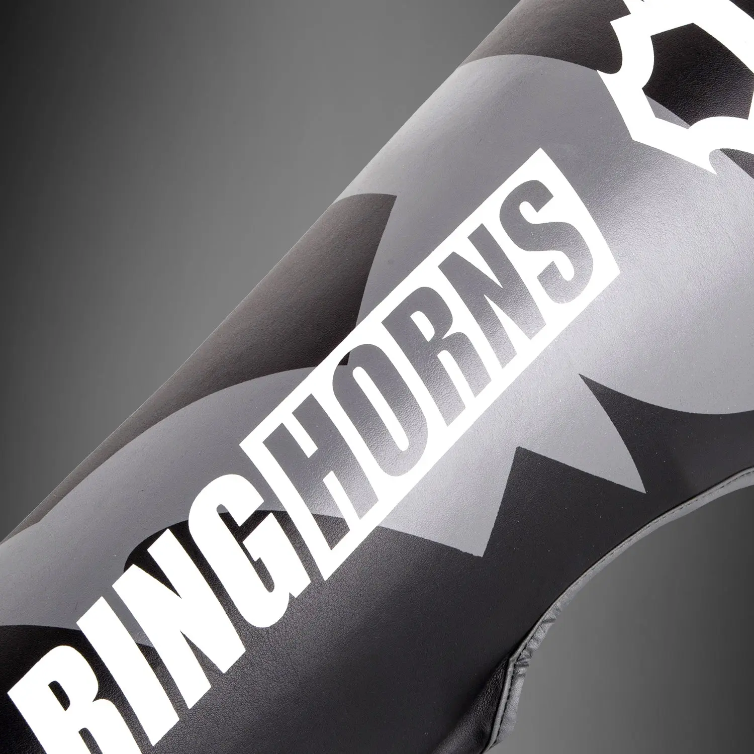 Ringhorns Charger by Venum Shin Guards - Black детайл от лого