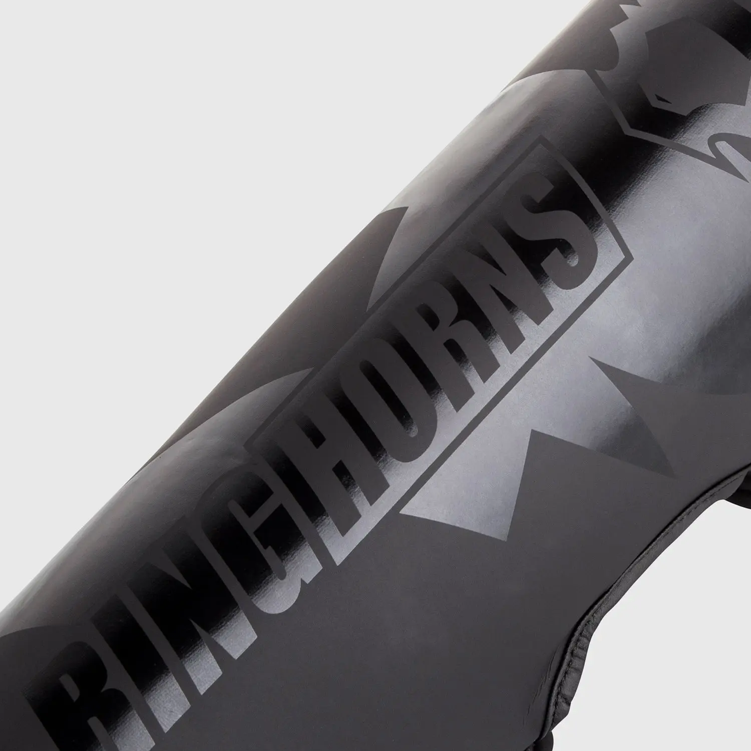 Ringhorns Charger by Venum Shin Guards - Black/Black детайл от лого