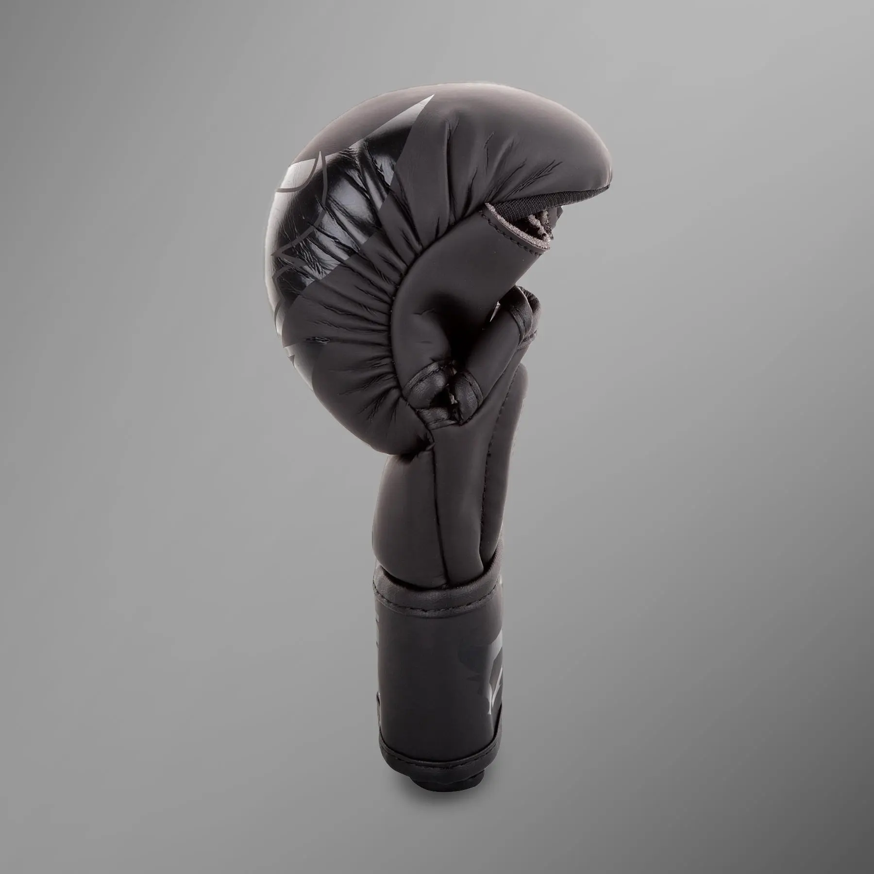 Ringhorns Charger by Venum Sparring Gloves - Black/Black, страничен изглед отдясно