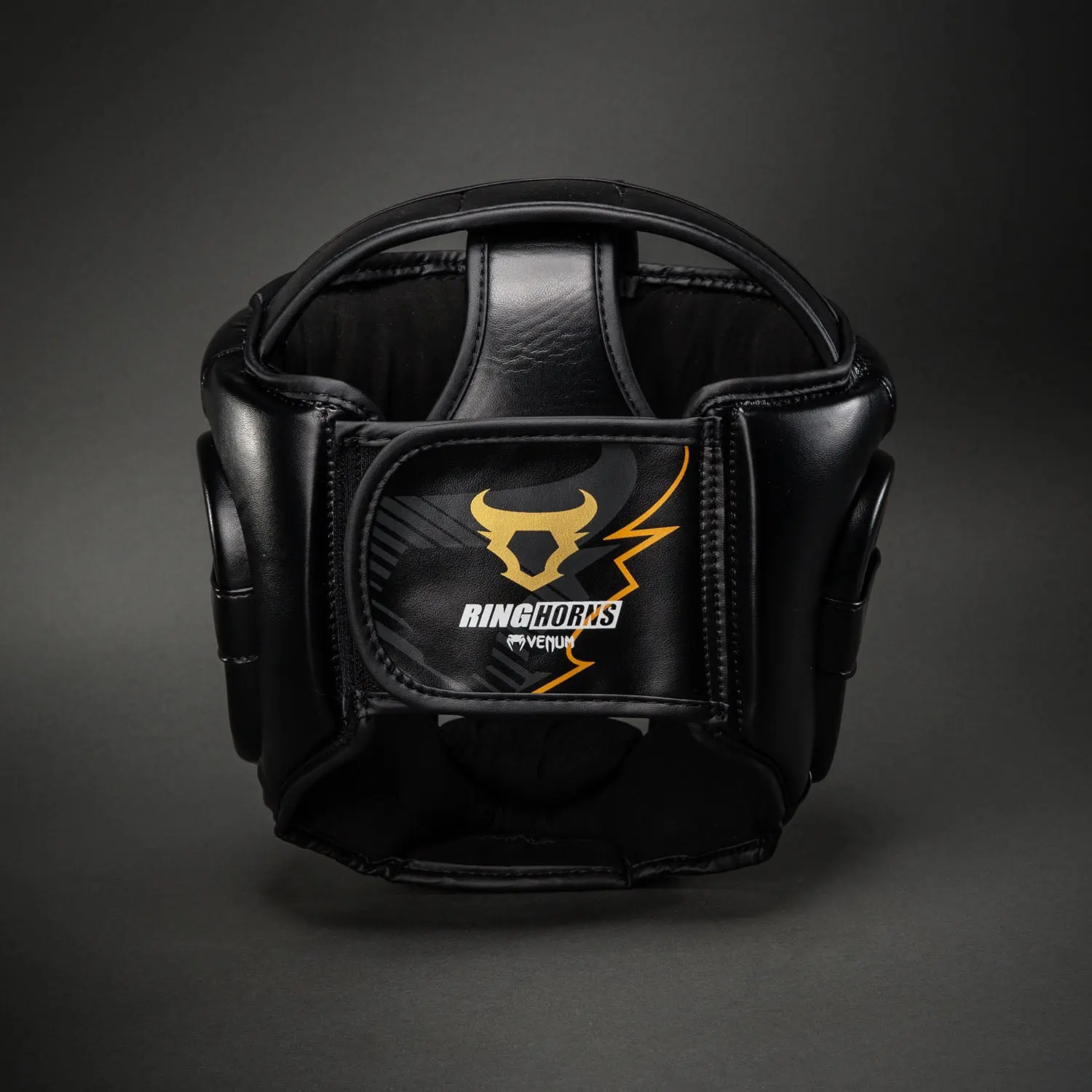 Ringhorns Charger by Venum Headgear - Black/Gold лицева част с лого