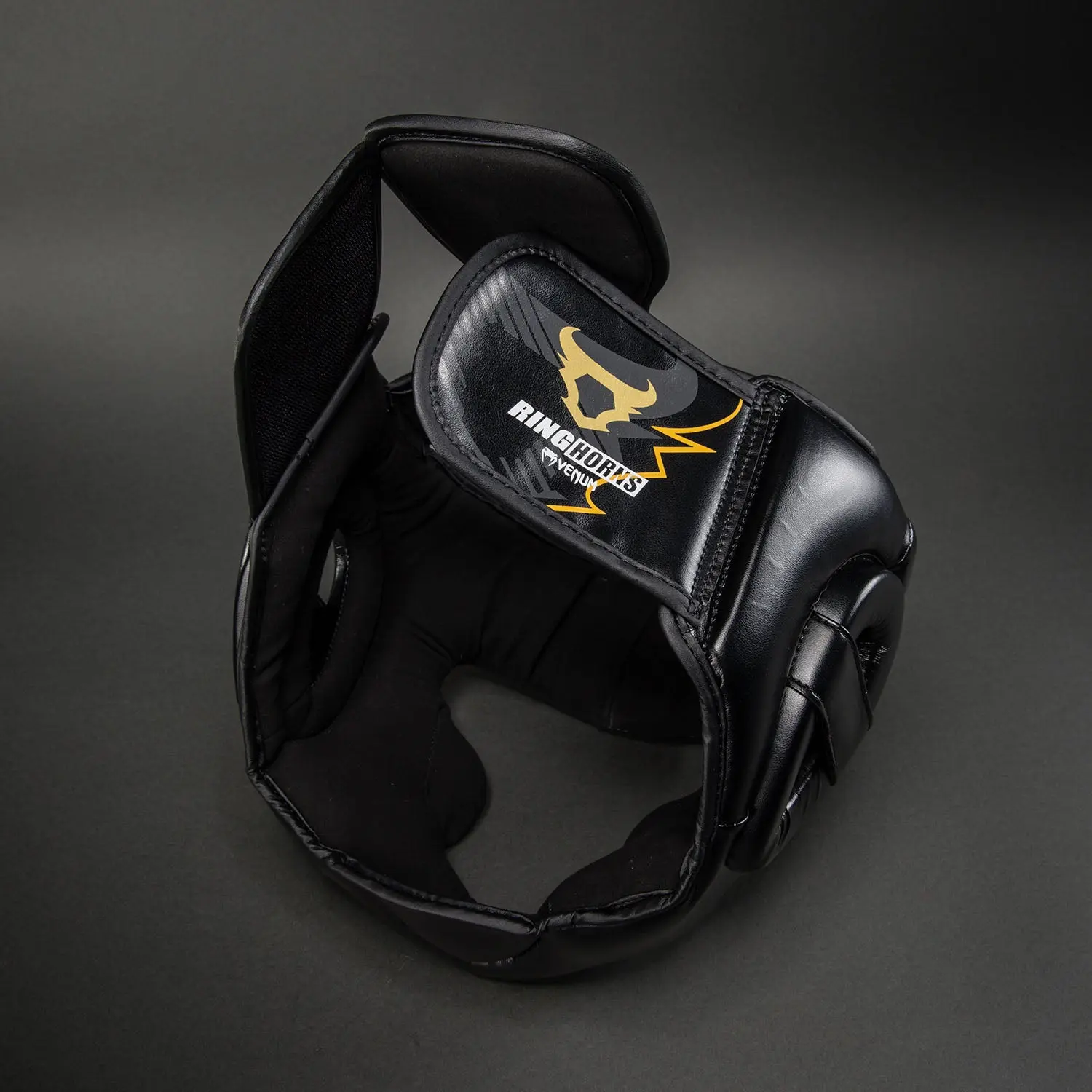 Ringhorns Charger by Venum Headgear - Black/Gold частично отворен изглед