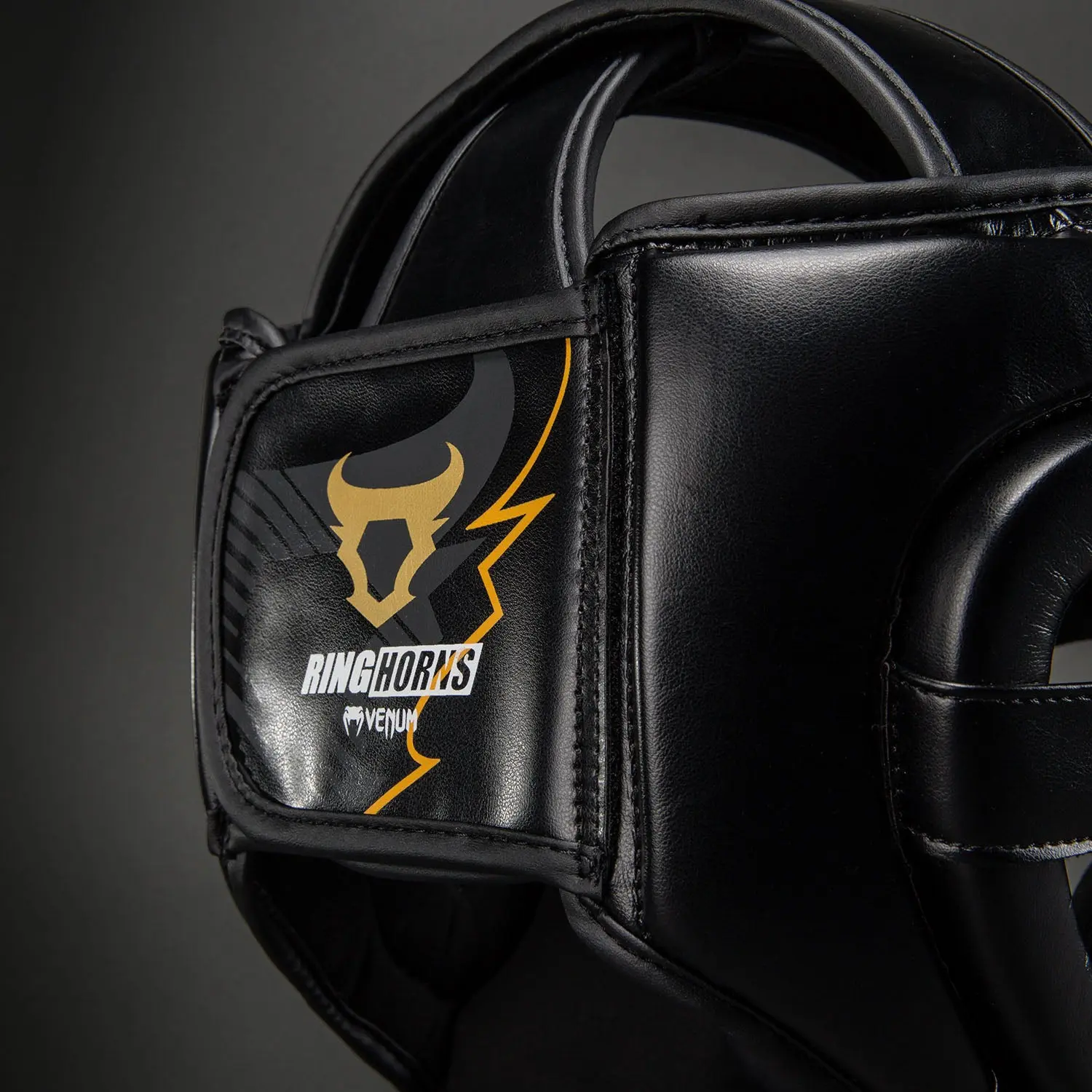 Ringhorns Charger by Venum Headgear - Black/Gold детайл на лицевата част