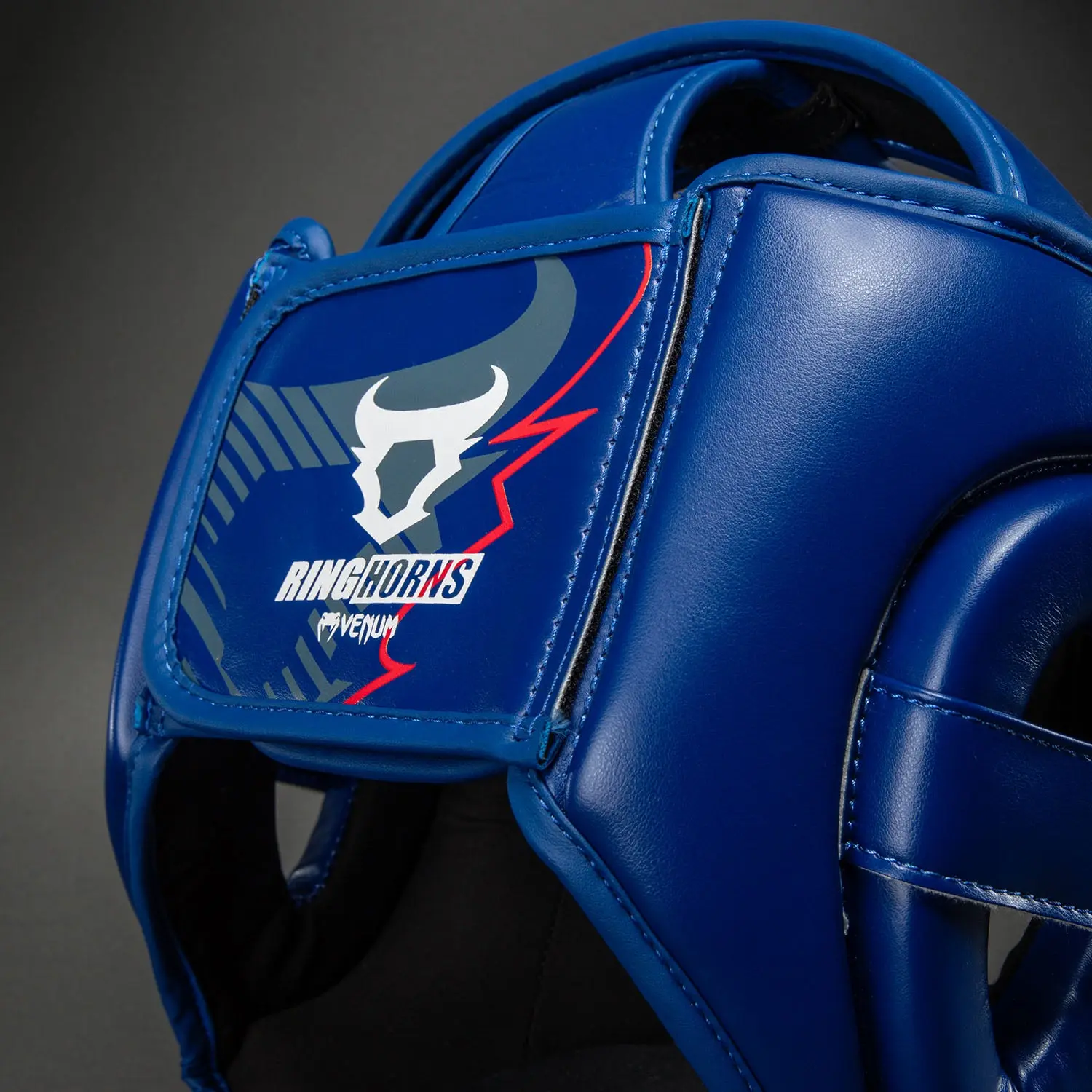 Ringhorns Charger by Venum Headgear - Navy Blue/Red близък план на лого