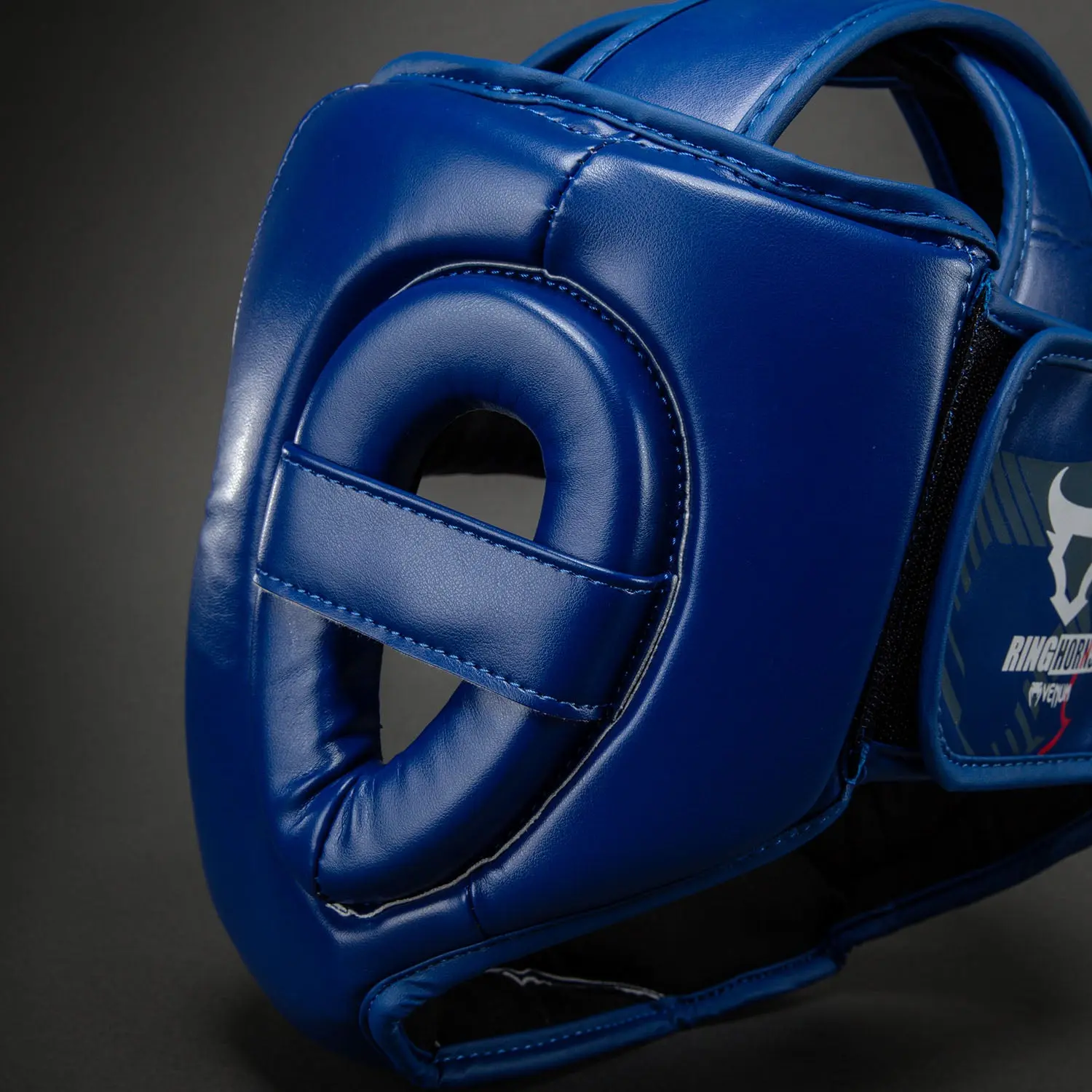 Ringhorns Charger by Venum Headgear - Navy Blue/Red близък план на предпазител за ухо