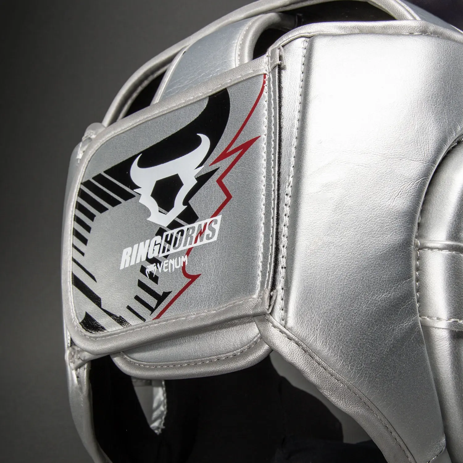 Ringhorns Charger by Venum Headgear- Silver/Black детайл от логото