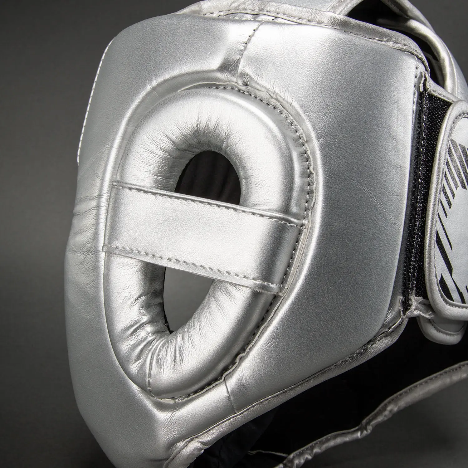 Ringhorns Charger by Venum Headgear- Silver/Black детайл на защита