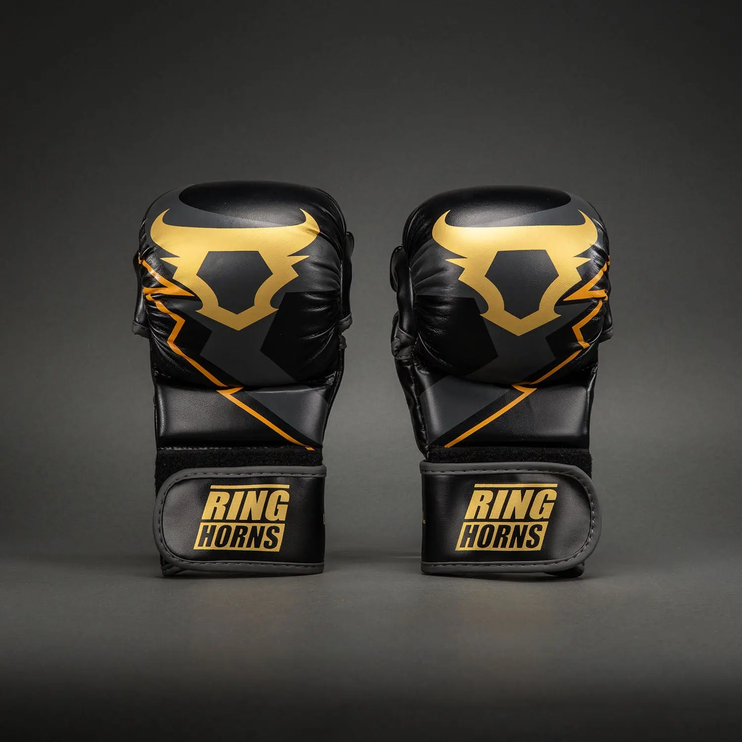 Ringhorns Charger by Venum MMA Sparring Gloves - Black/Gold преден изглед