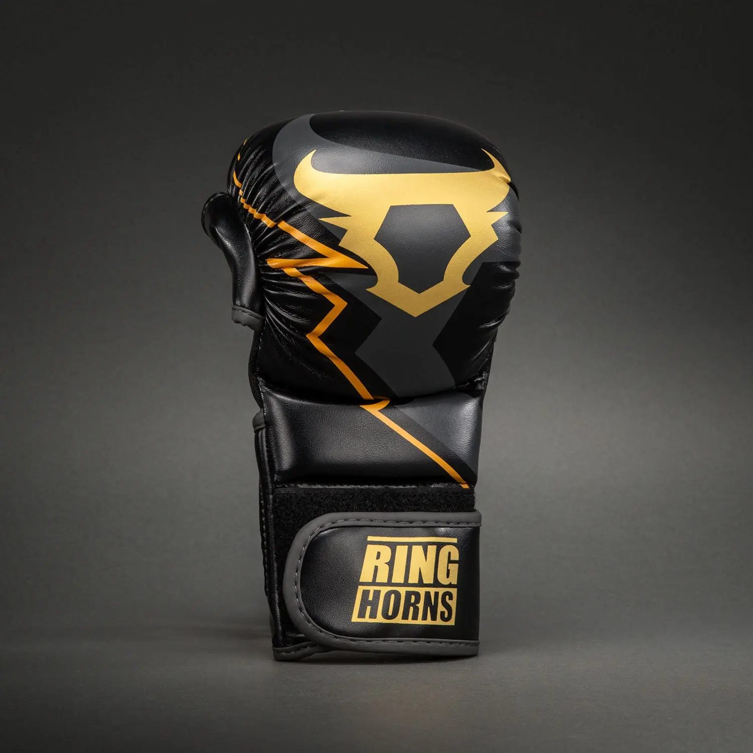 Ringhorns Charger by Venum MMA Sparring Gloves - Black/Gold страничен изглед