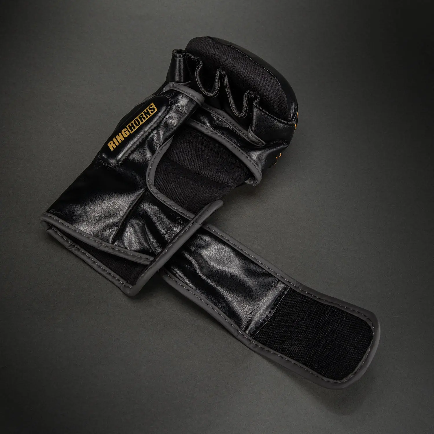 Ringhorns Charger by Venum MMA Sparring Gloves - Black/Gold вид отгоре
