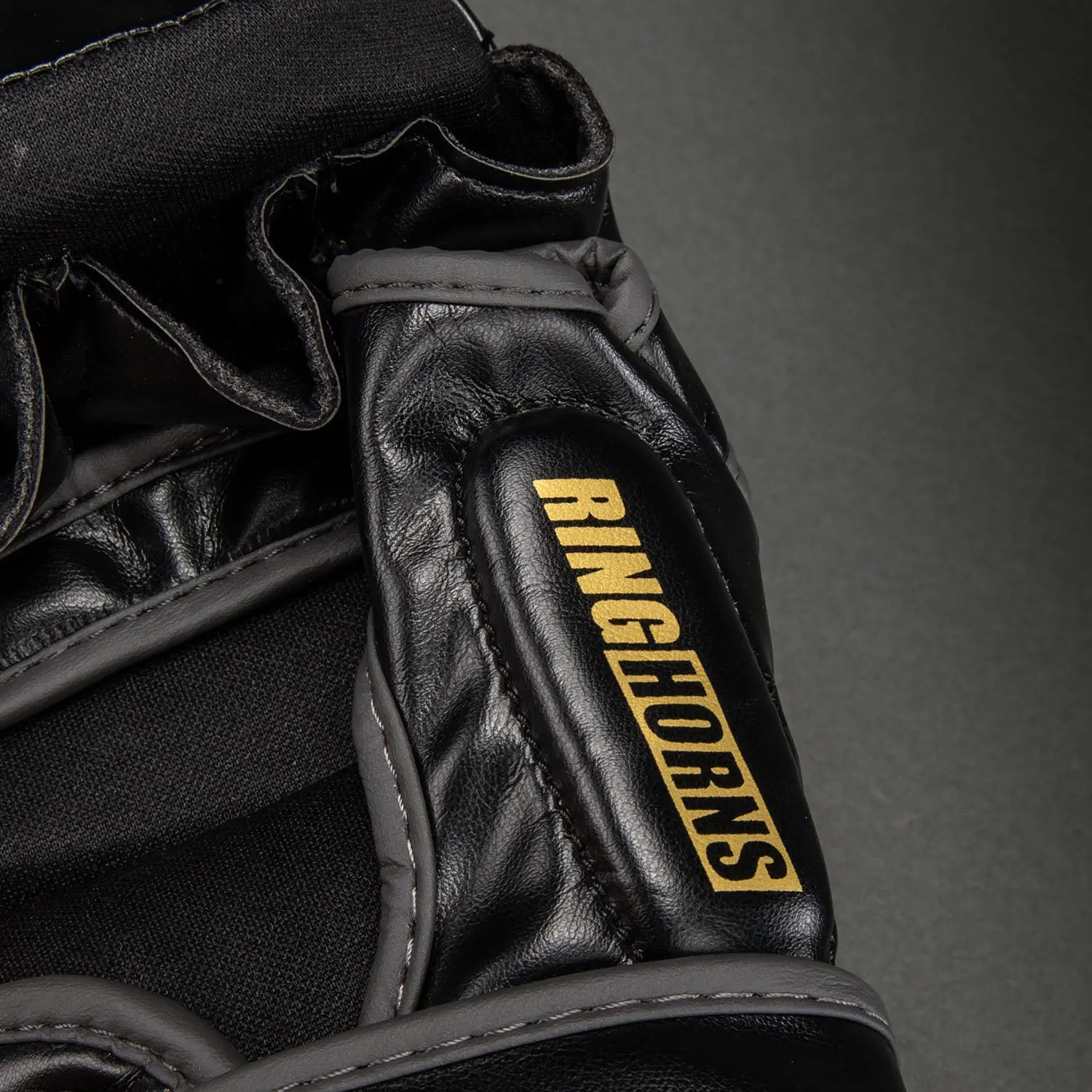 Ringhorns Charger by Venum MMA Sparring Gloves - Black/Gold детайл