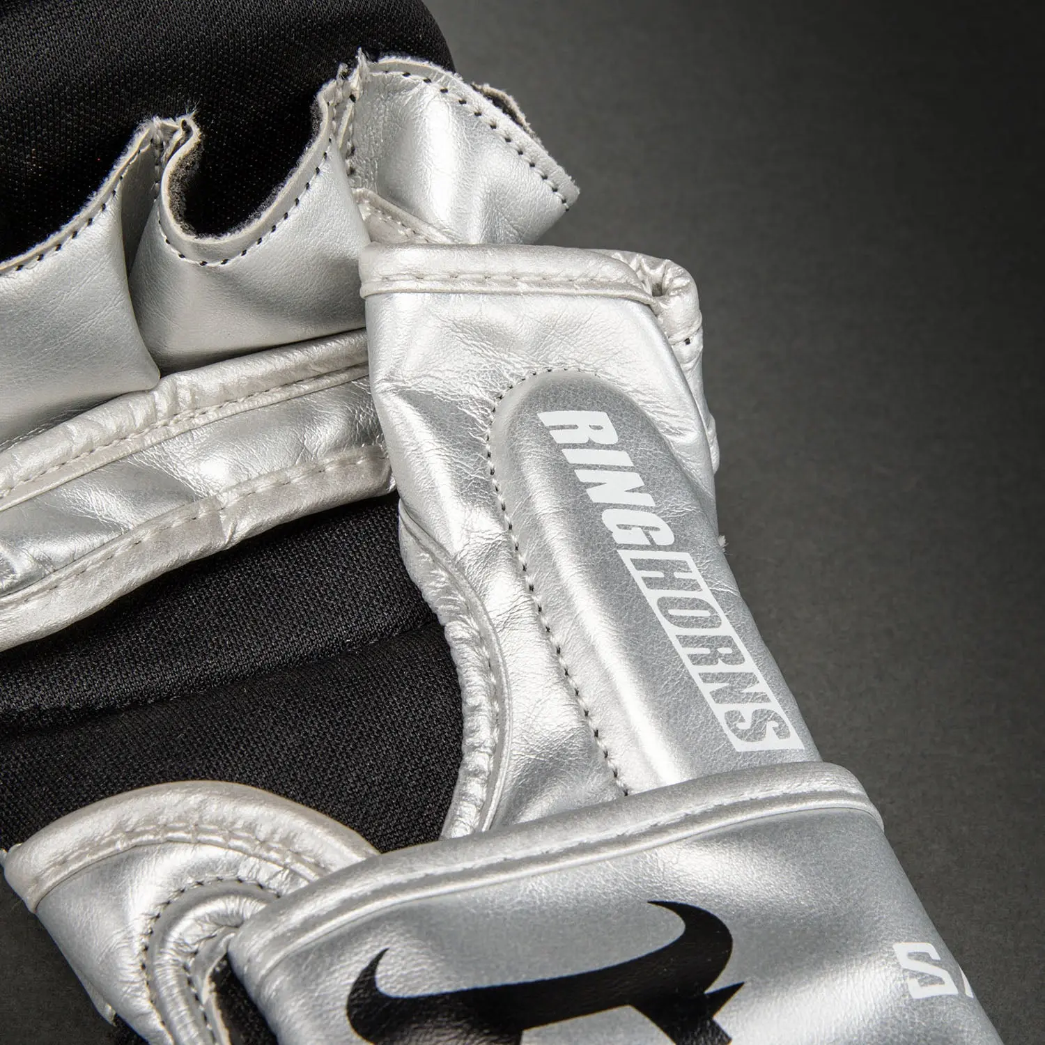Ringhorns Charger by Venum MMA Sparring Gloves - Silver/Black детайл
