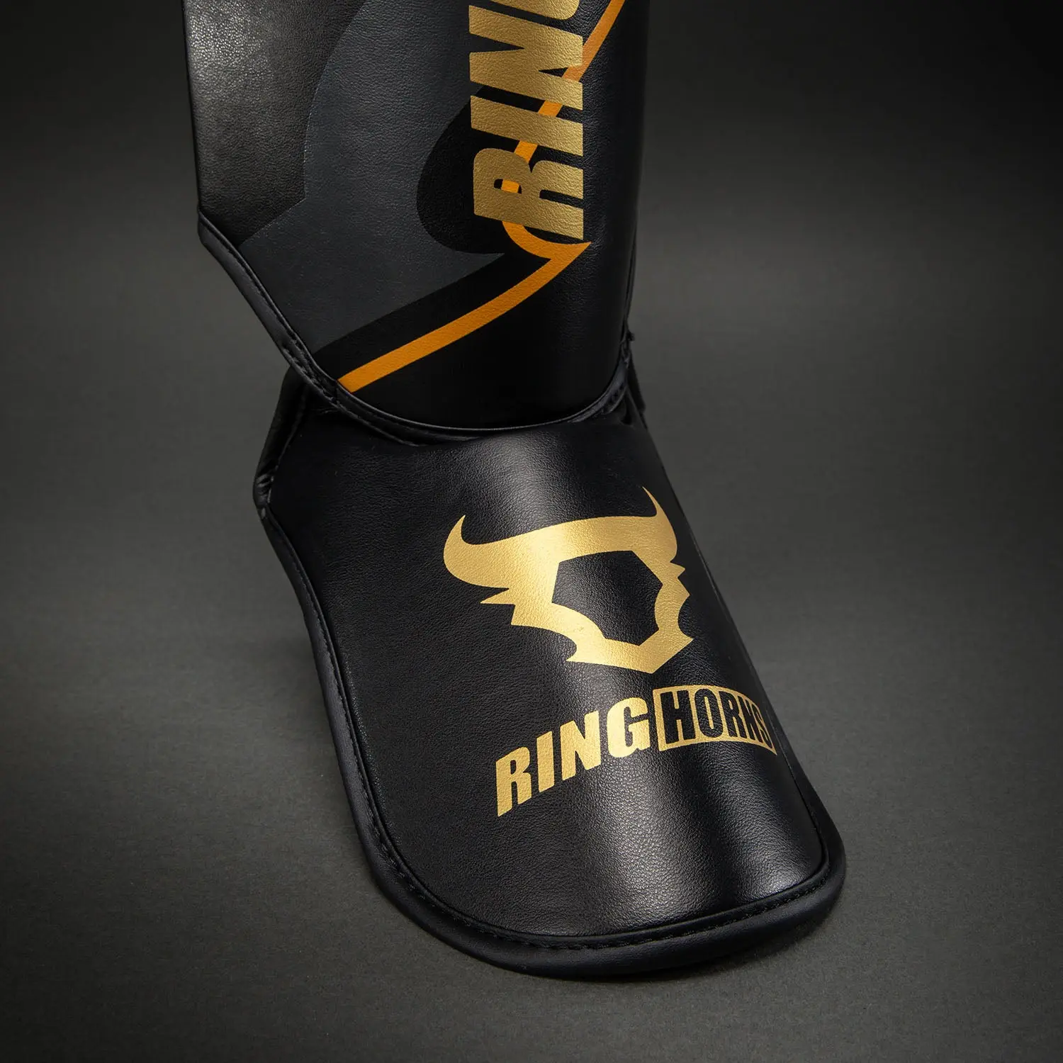 Ringhorns Charger by Venum Shin Guards - Black/Gold, близък план на долната част
