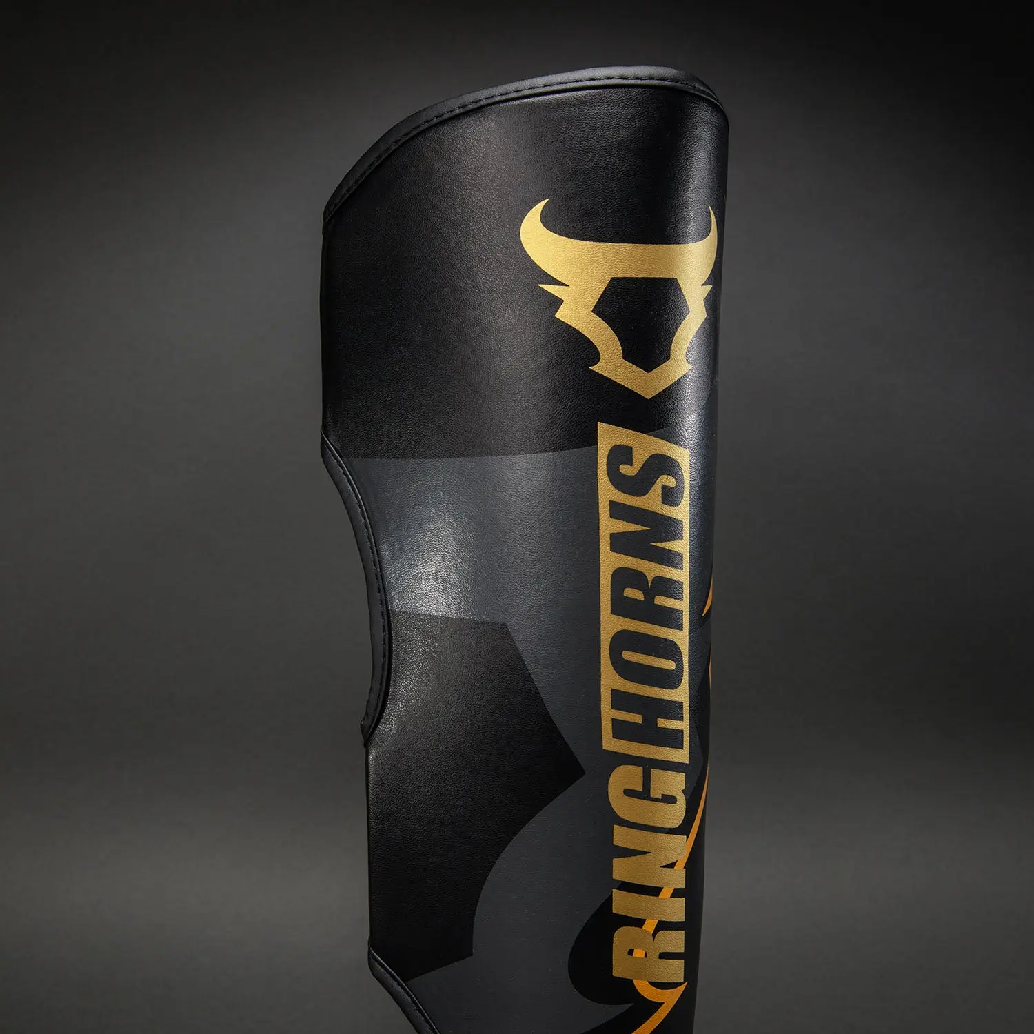 Ringhorns Charger by Venum Shin Guards - Black/Gold, близък план на горната част