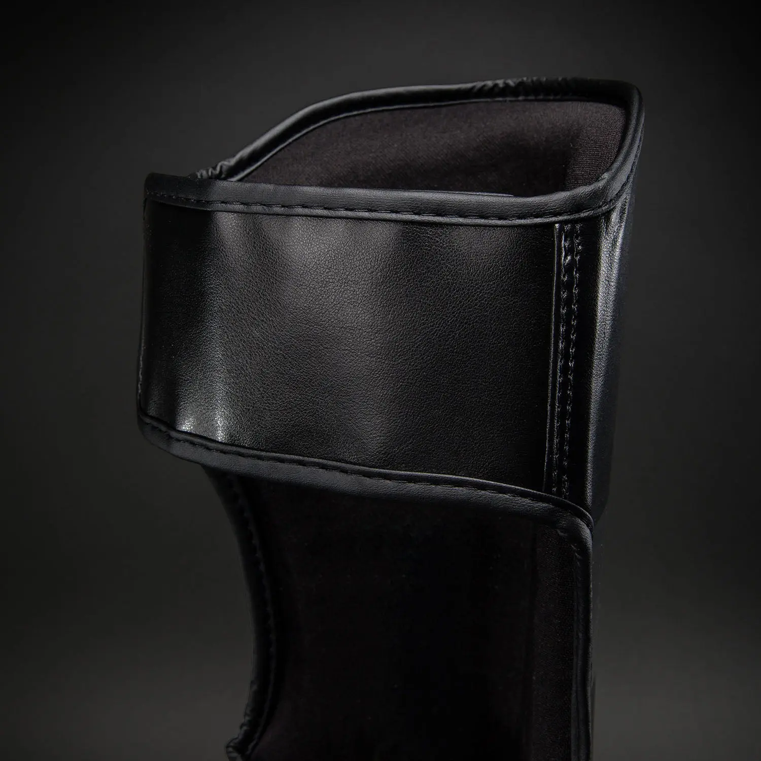 Ringhorns Charger by Venum Shin Guards - Black/Gold, детайл на закопчаването