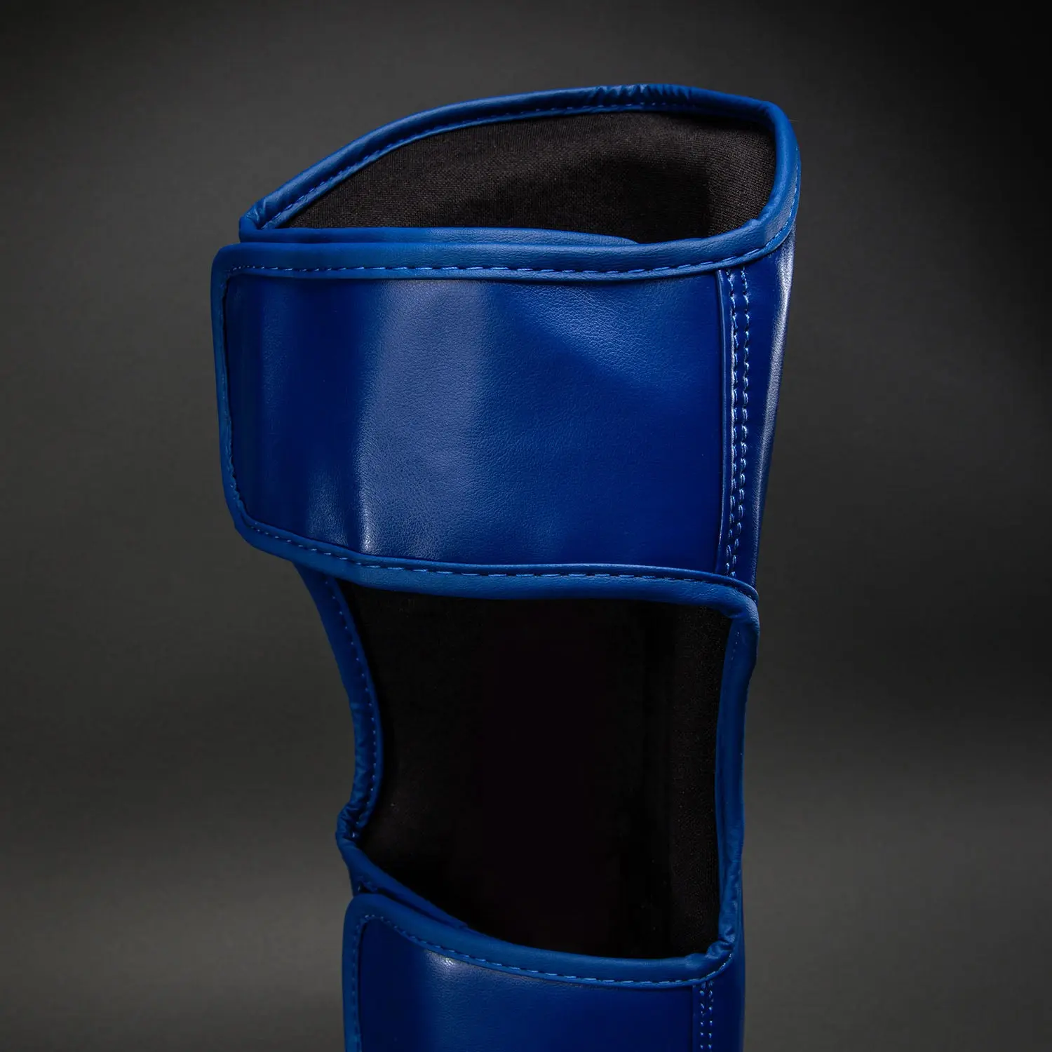 Ringhorns Charger by Venum Shin Guards - Navy Blue/Red, заден изглед с каишки