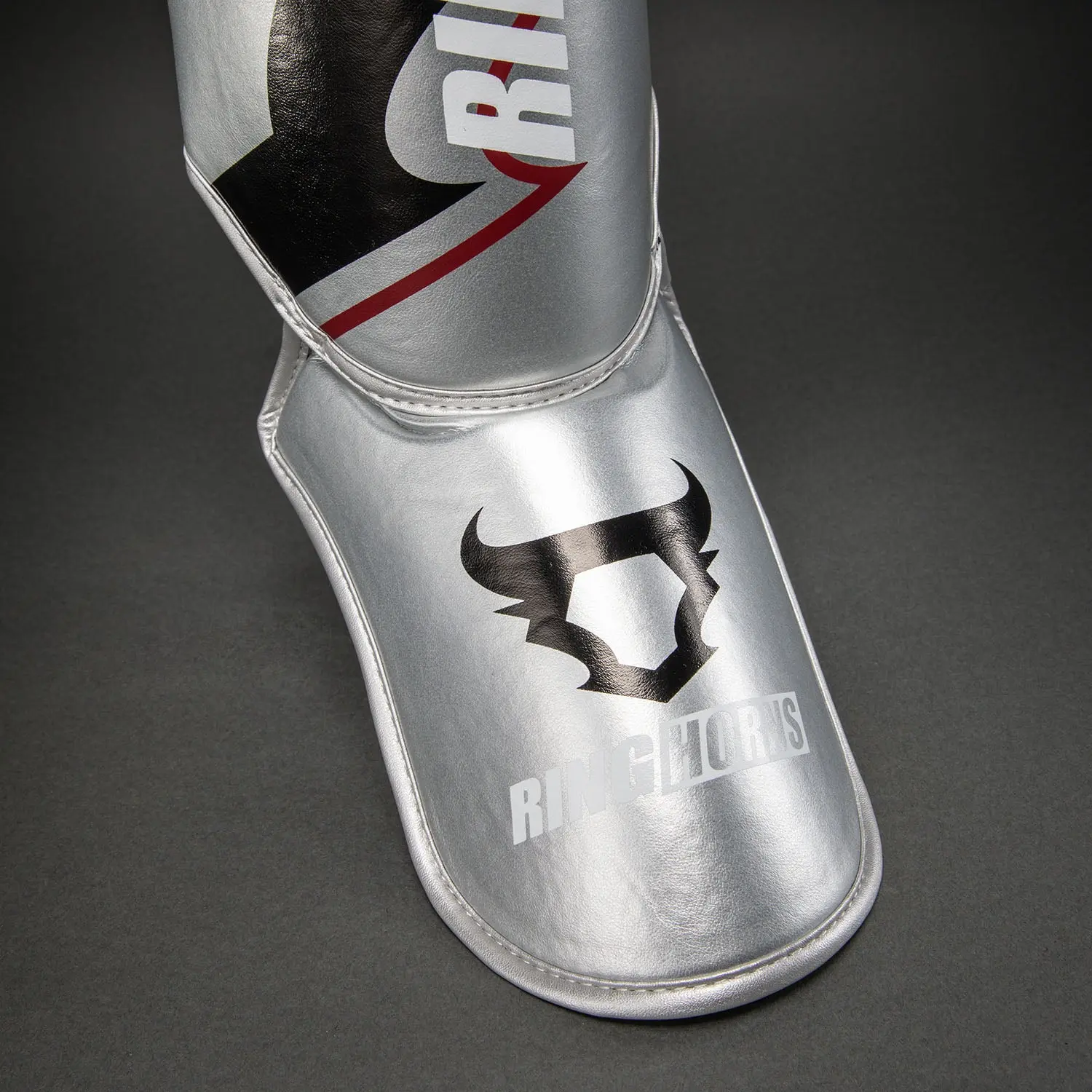 Ringhorns Charger by Venum Shin Guards - Silver/Black, детайл на стъпалото