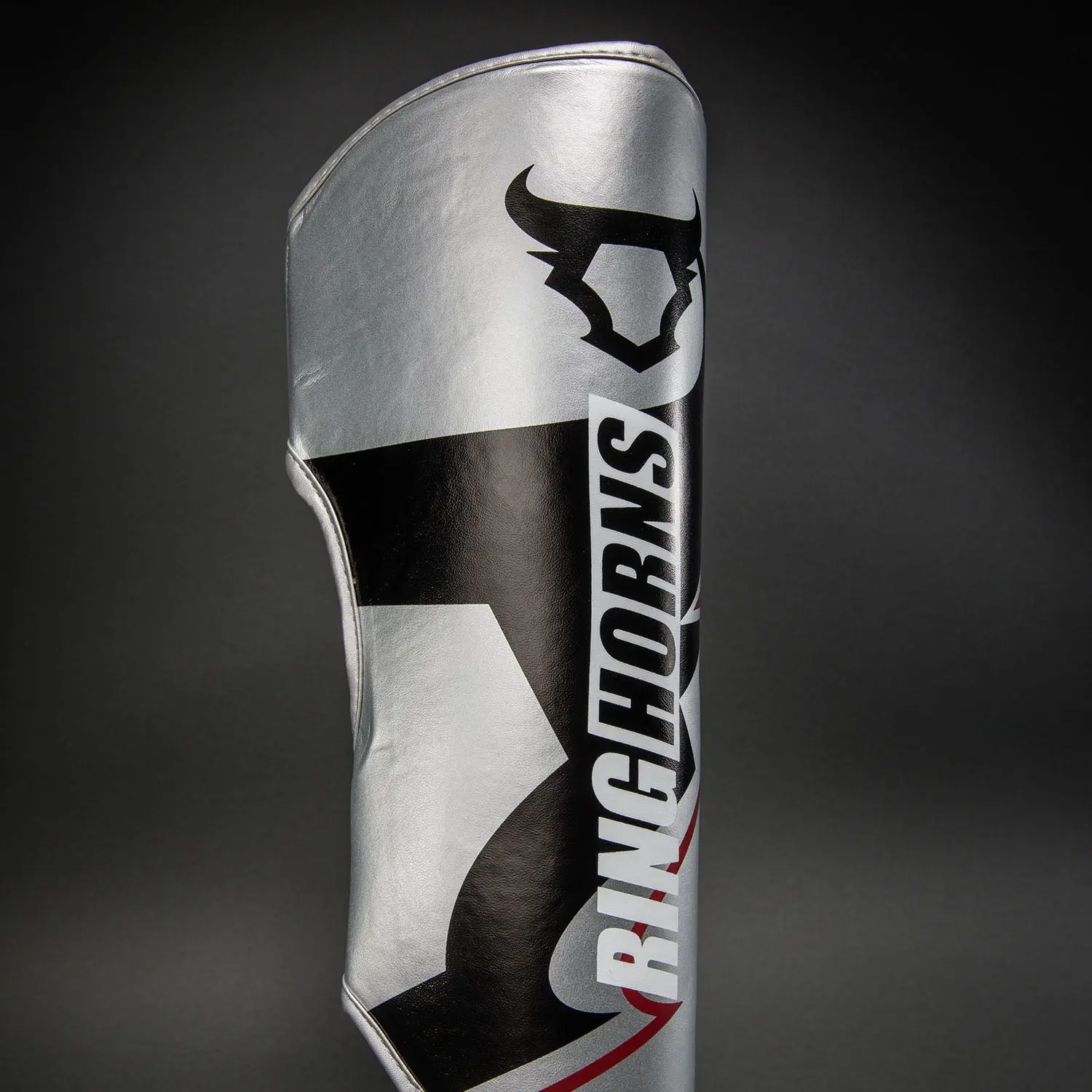 Ringhorns Charger by Venum Shin Guards - Silver/Black, страничен изглед