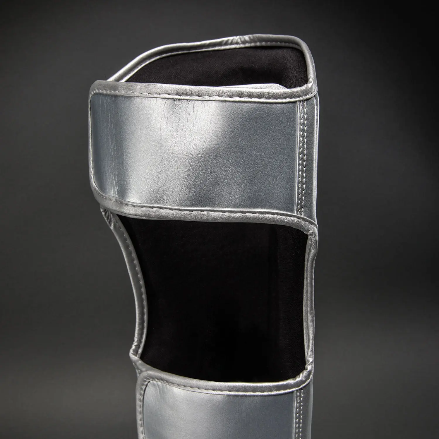 Ringhorns Charger by Venum Shin Guards - Silver/Black, вътрешна част