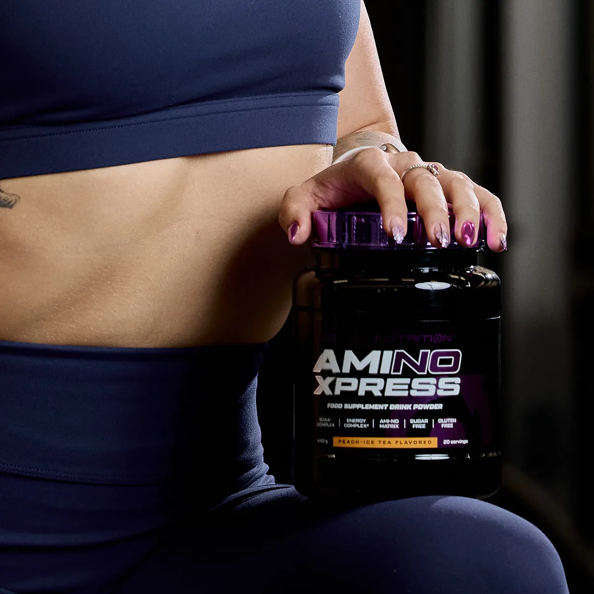 Приготвена напитка Scitec Nutrition Ami-NO Xpress в шейкър бутилка по време на тренировка
