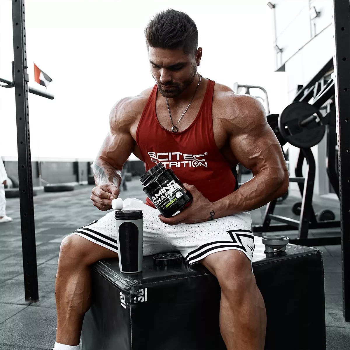 Scitec Nutrition Amino Charge 570 гр. – задна част на опаковката с хранителни стойности
