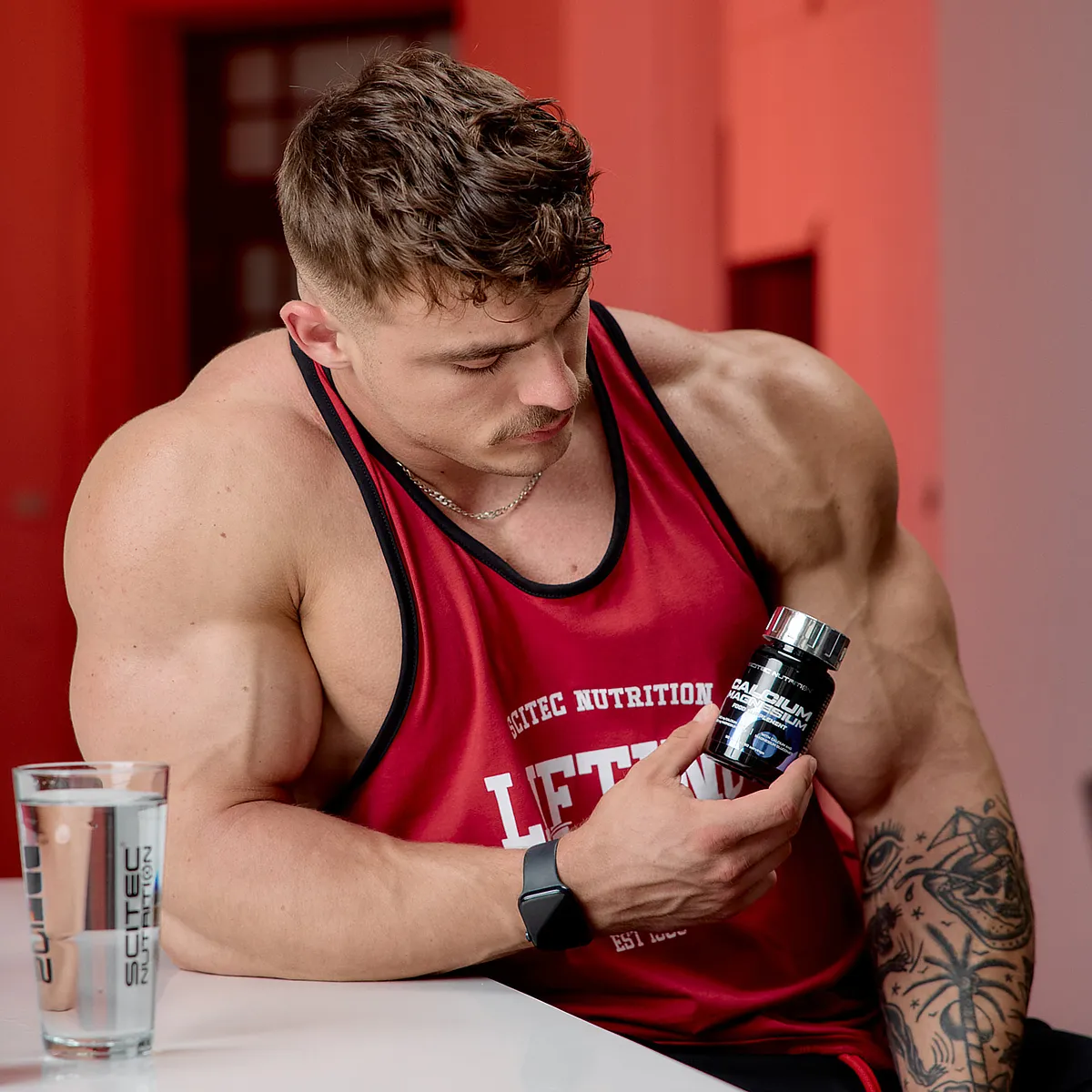 Scitec Nutrition Calcium-Magnesium (90 табл.) в спортна среда или до спортно оборудване