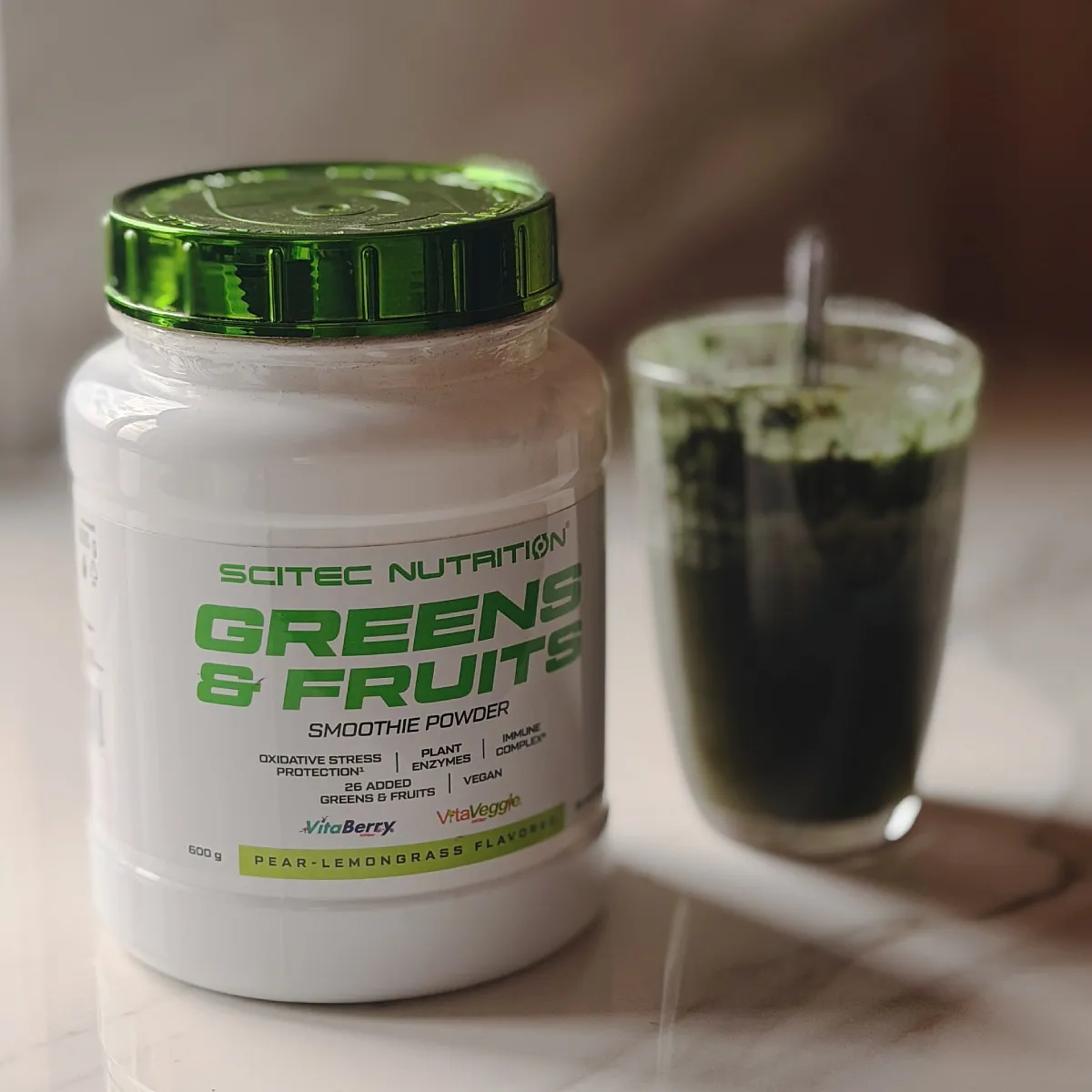 Близка снимка на етикета на Scitec Nutrition Greens & Fruits, показваща съставките