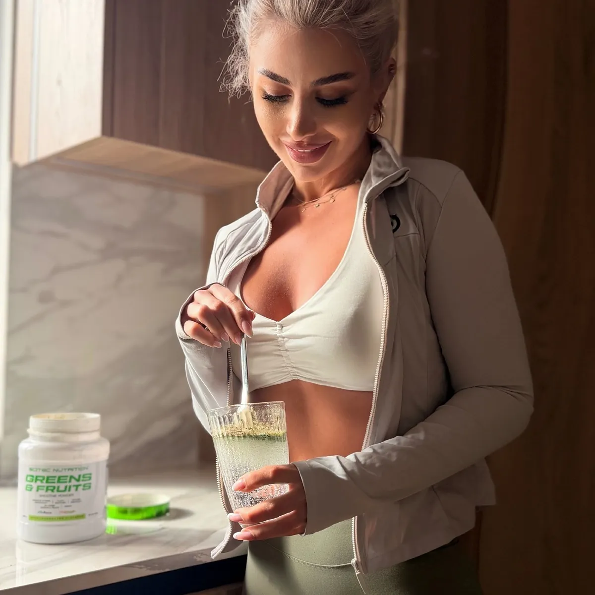Шейкър бутилка със зелена напитка, приготвена от Scitec Nutrition Greens & Fruits