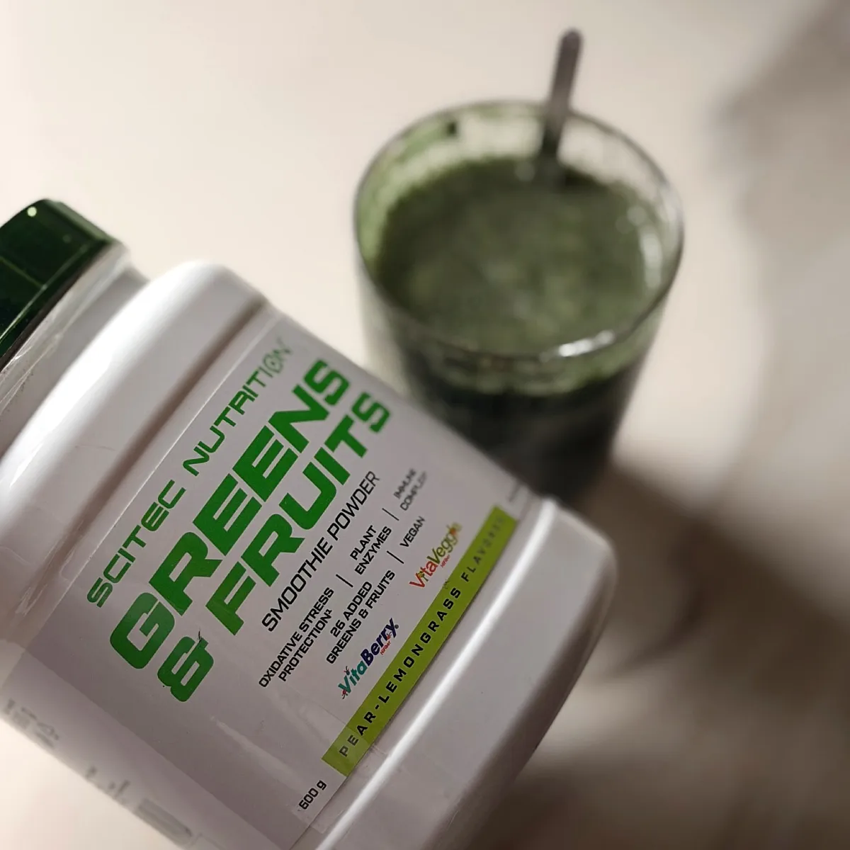 Изображение, подчертаващо натуралните съставки и витамини в Greens & Fruits