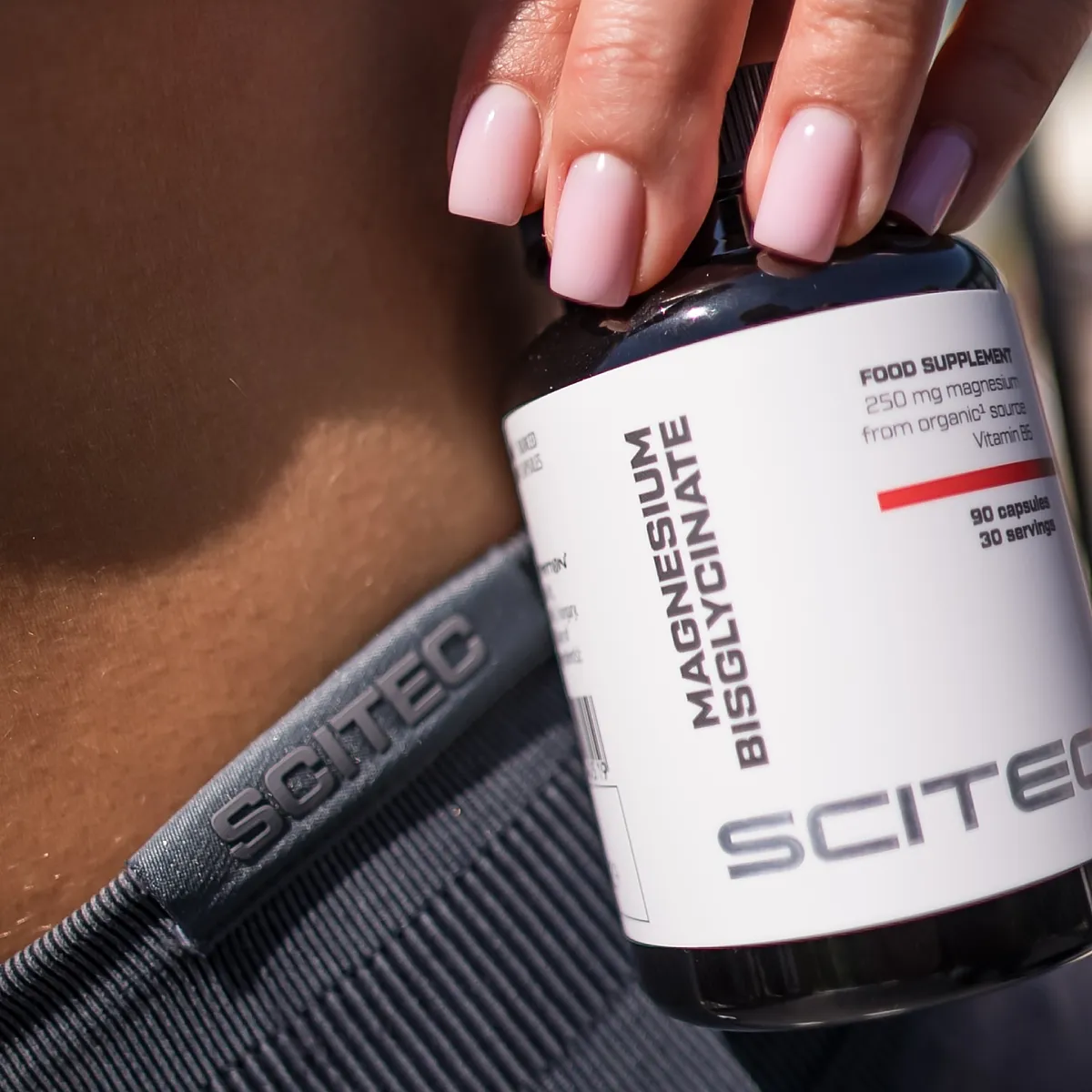Страничен изглед на опаковката на Scitec Nutrition Magnesium Bisglycinate, показващ съдържанието на магнезий и витамин B6.