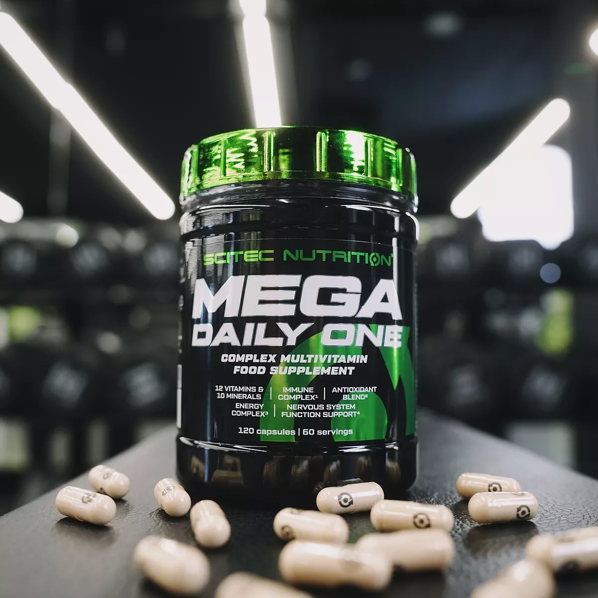 Капсули Scitec Nutrition Mega Daily One, извадени от опаковката, демонстриращи формата и размера им.