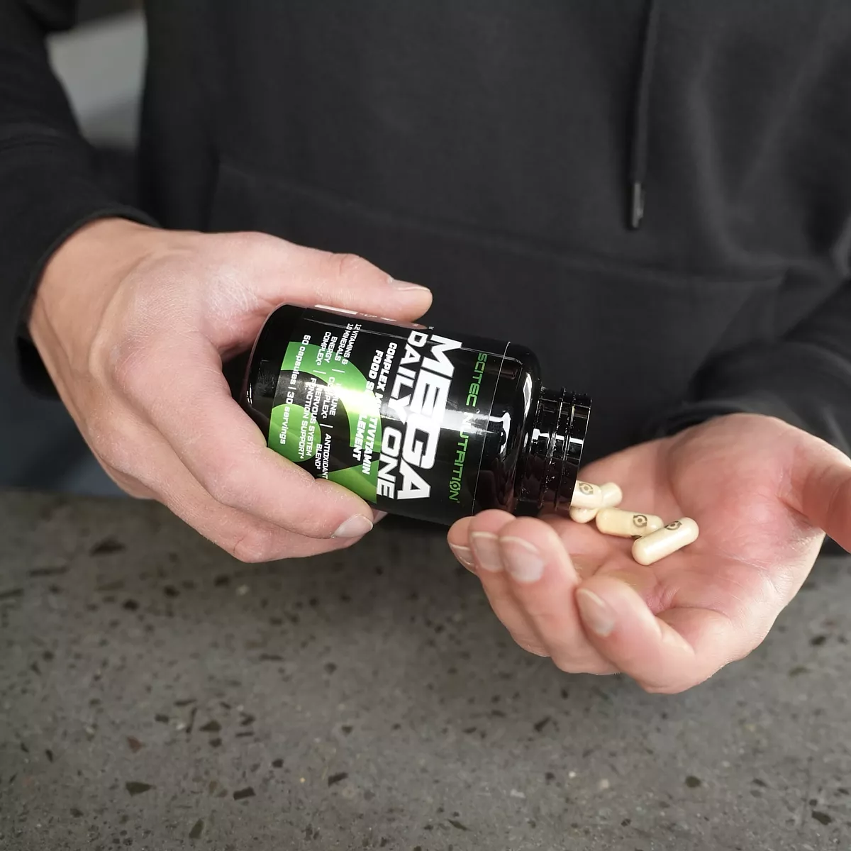 Страничен изглед на опаковката на Scitec Nutrition Mega Daily One, с етикет, показващ хранителната информация.