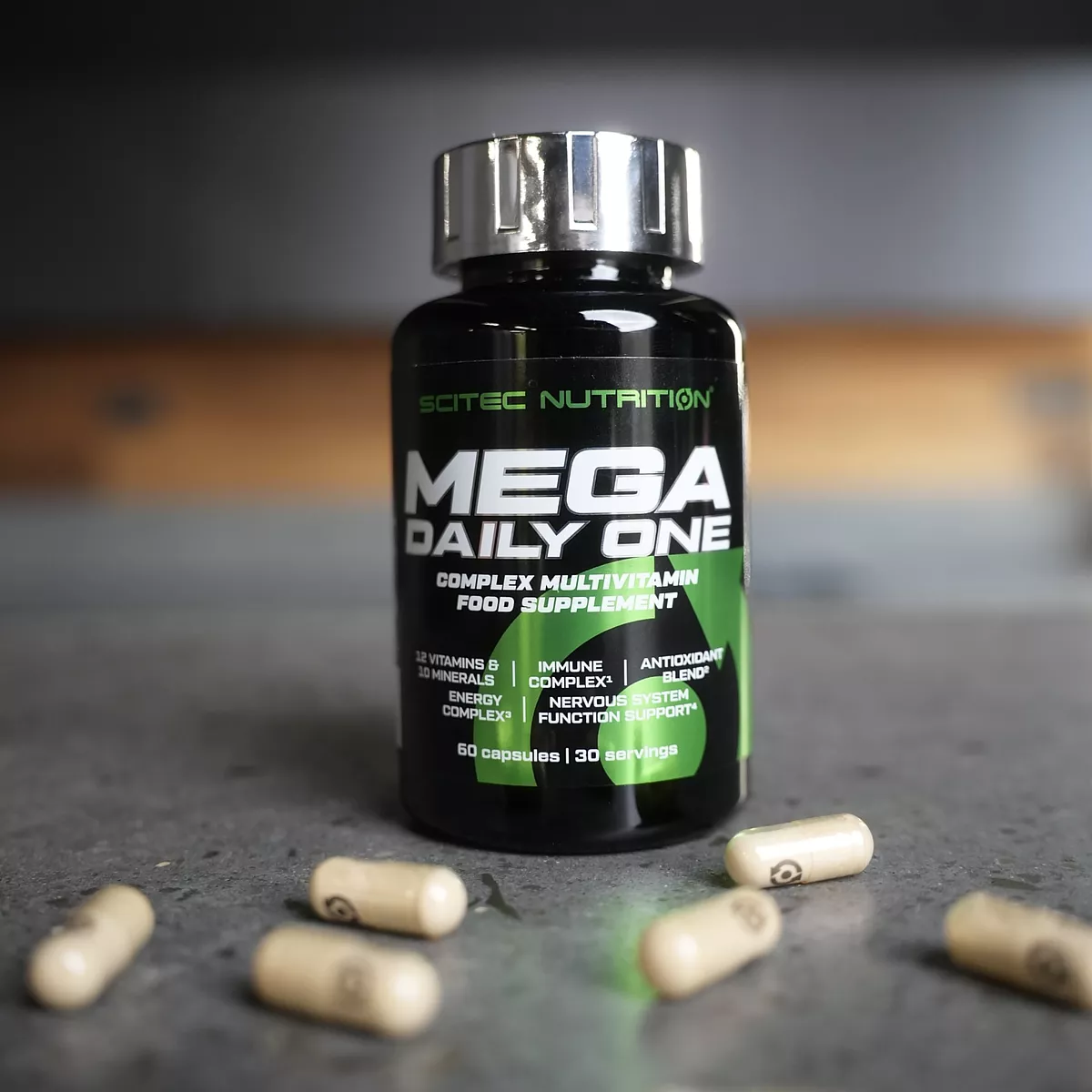 Близка снимка на отворена опаковка на Scitec Nutrition Mega Daily One, показваща капсулите вътре.