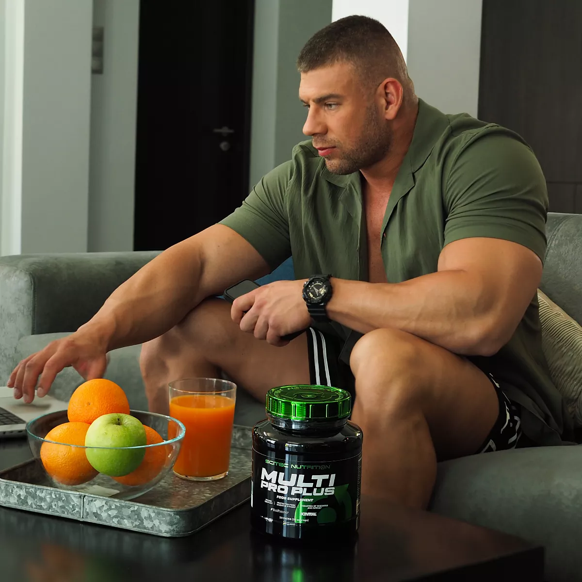 Продуктова снимка на Scitec Nutrition Multi-Pro Plus (30 пак.) с акцент върху дизайна