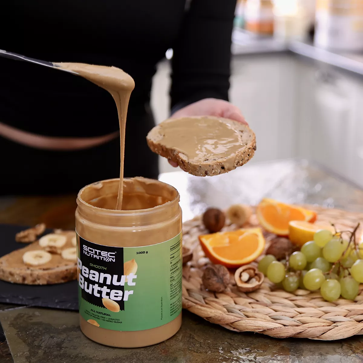 Scitec Nutrition Peanut Butter върху филийка, демонстриращо приложението на продукта