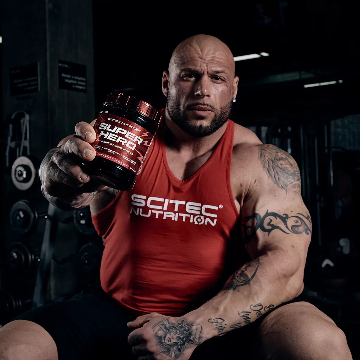 Разтворена напитка Scitec Nutrition Superhero в чаша или шейкър