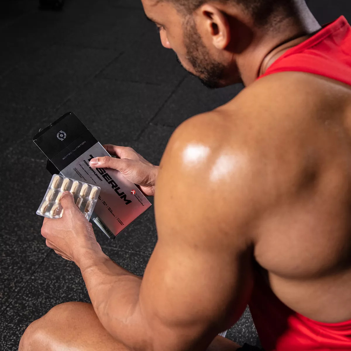 Scitec Nutrition T-Serum - Цялостен продукт на бял фон