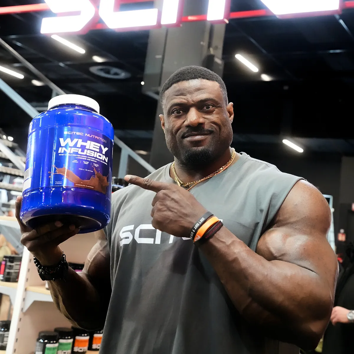 Продуктова снимка на Scitec Nutrition Whey Infusion (2 kg) с акцент върху вкуса "Шоколадов сладолед".