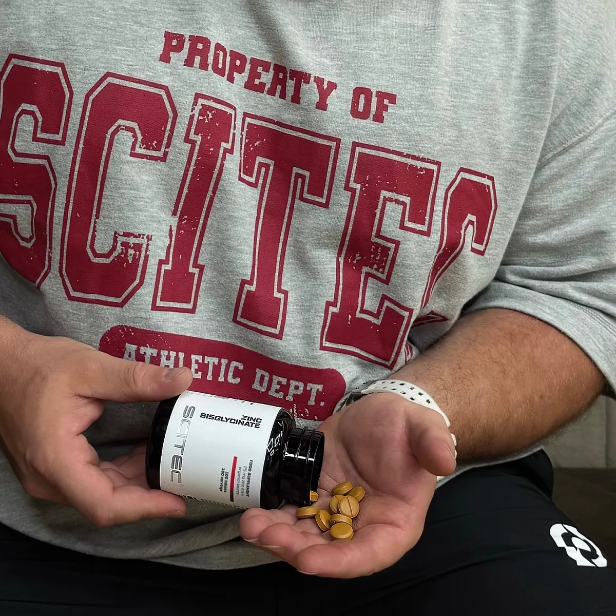 Близък план на етикета на Scitec Nutrition Zinc Bisglycinate с информация за състава