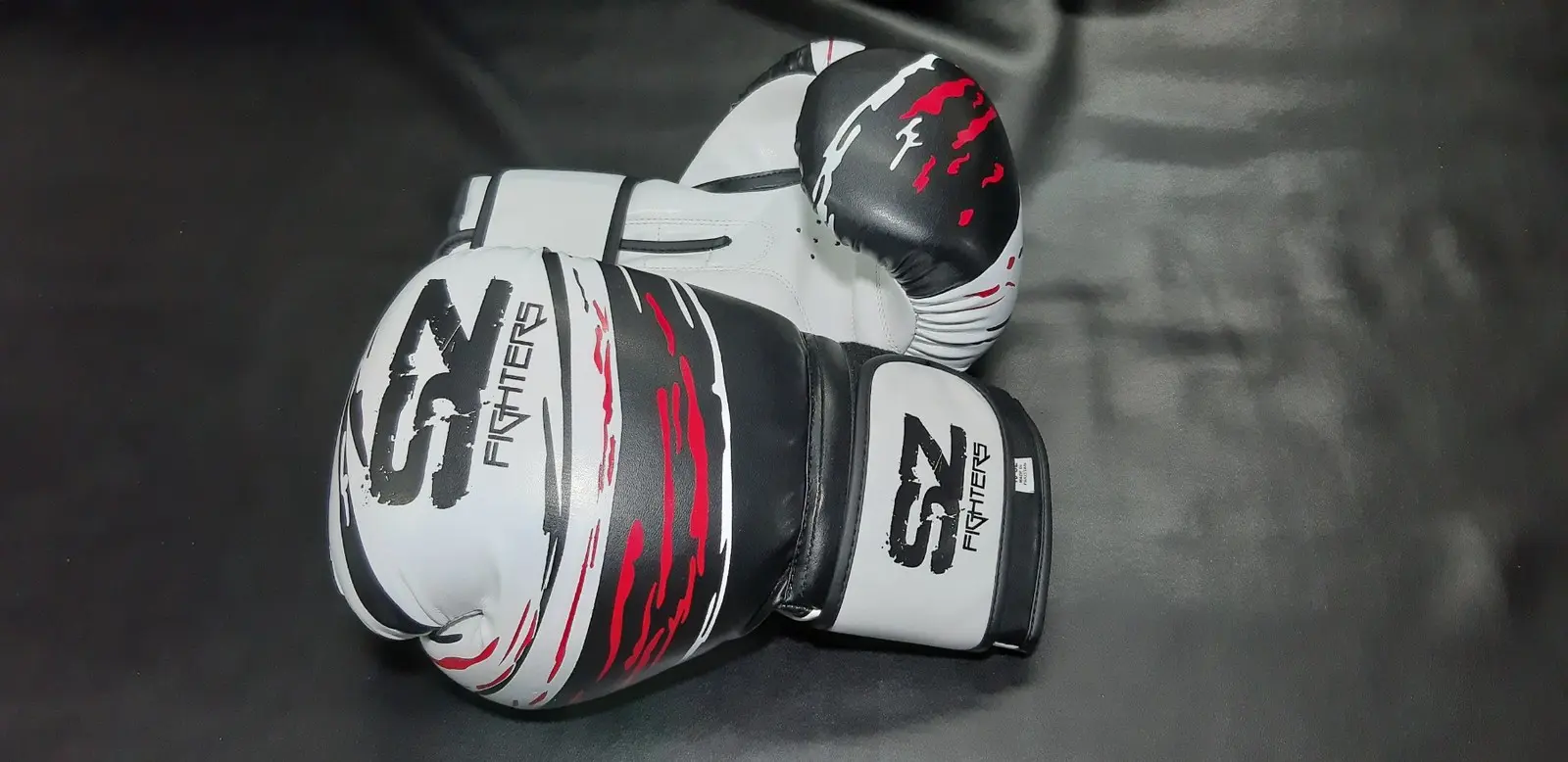 SZ Fighters – Боксови ръкавици естествена кожа – Madness – White/Black/Red, преден изглед, експозиция