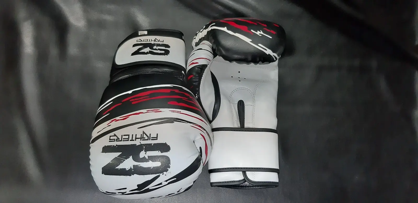 SZ Fighters – Боксови ръкавици естествена кожа – Madness – White/Black/Red, страничен изглед