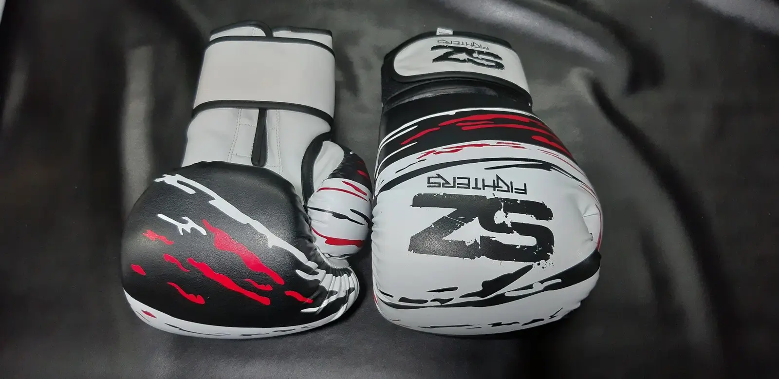 SZ Fighters – Боксови ръкавици естествена кожа – Madness – White/Black/Red, изглед отгоре