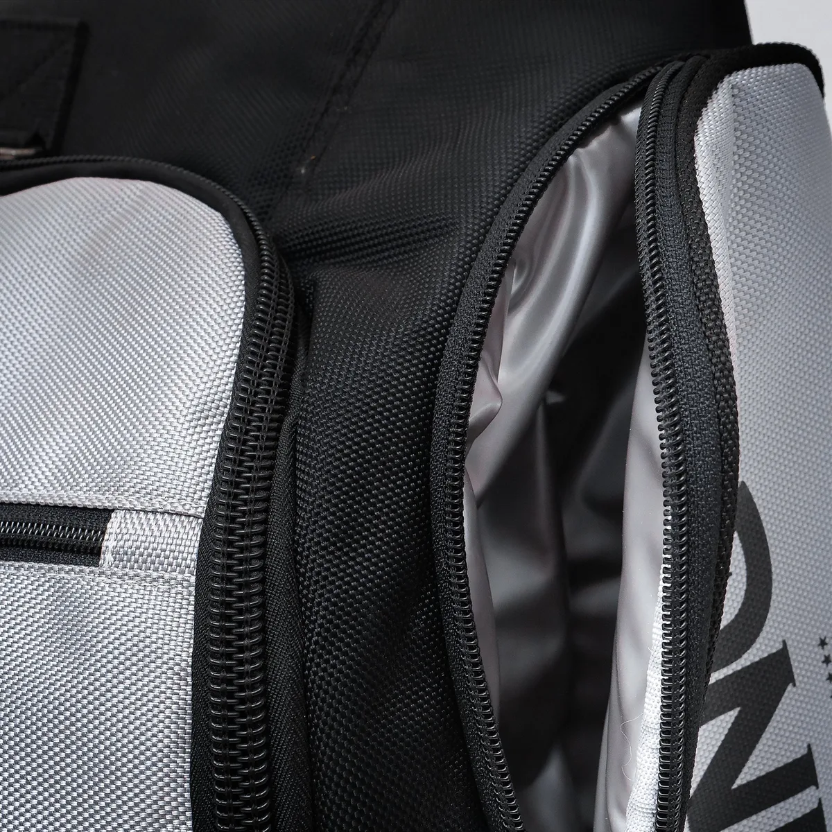 Детайл на страничен джоб на раница TOPKING BACKPACK
