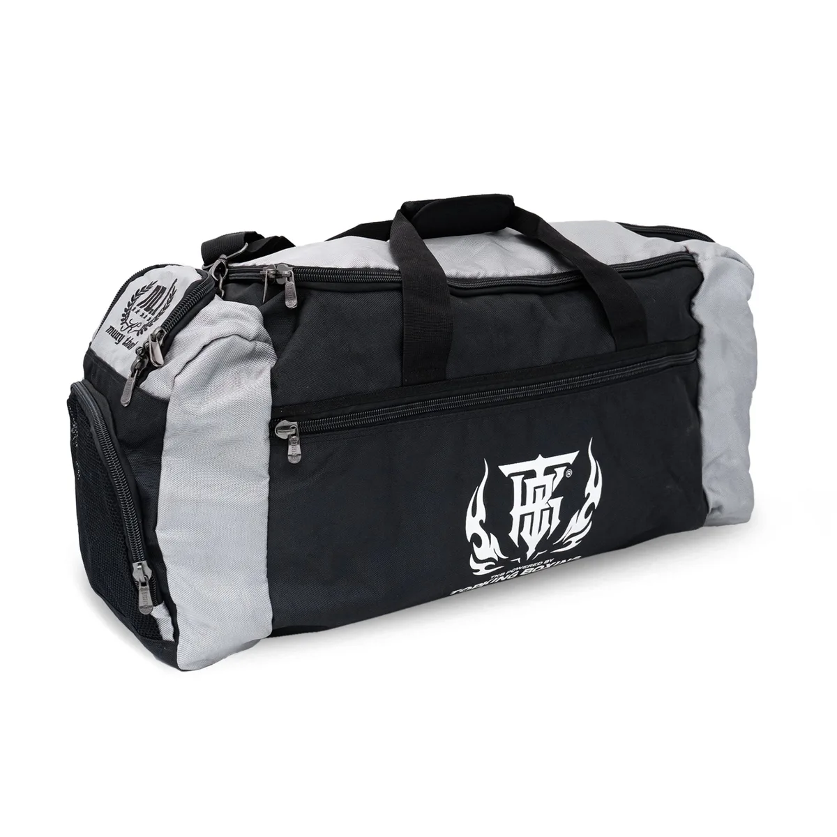 Страничен изглед на сак Top King Black Grey Gym Bag 01, демонстриращ неговата форма и обем.